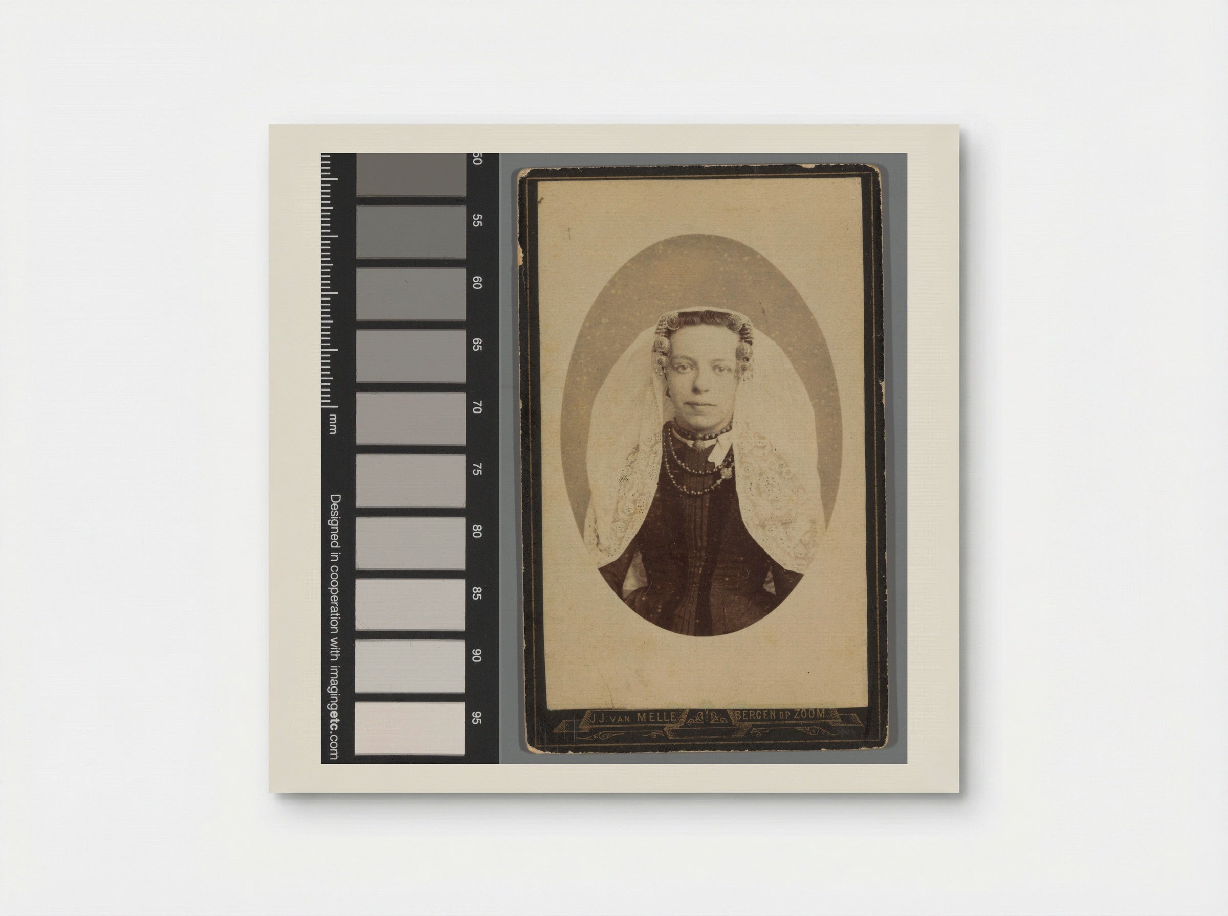 Portret van een onbekende vrouw in de streekdracht van het eiland Tholen - J.J. van Melle - Poster