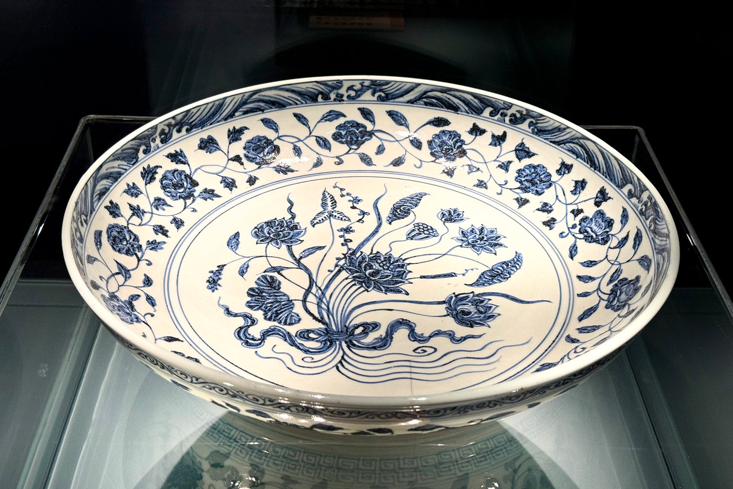 Blue-and-white porcelain plate with lotus design, Xuande reign, Ming dynasty