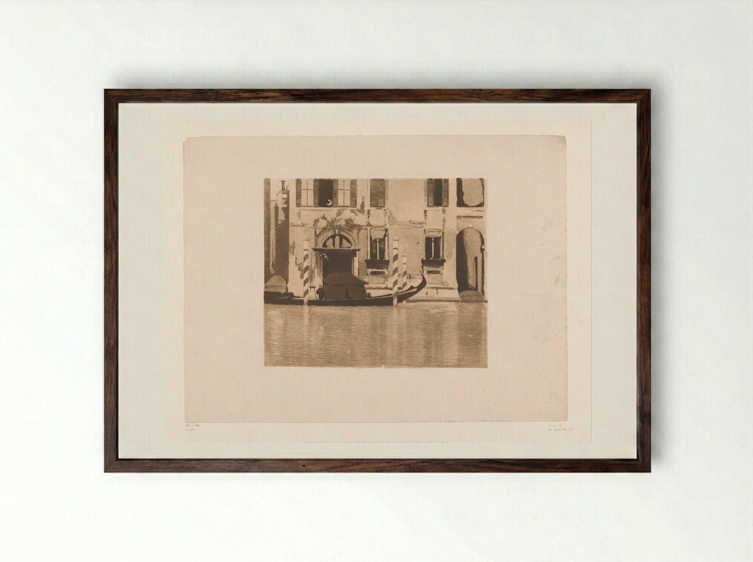 Aangemeerde gondel met opbouw in een kanaal in Venetië - Willem Witsen - Framed Print Dark Wood