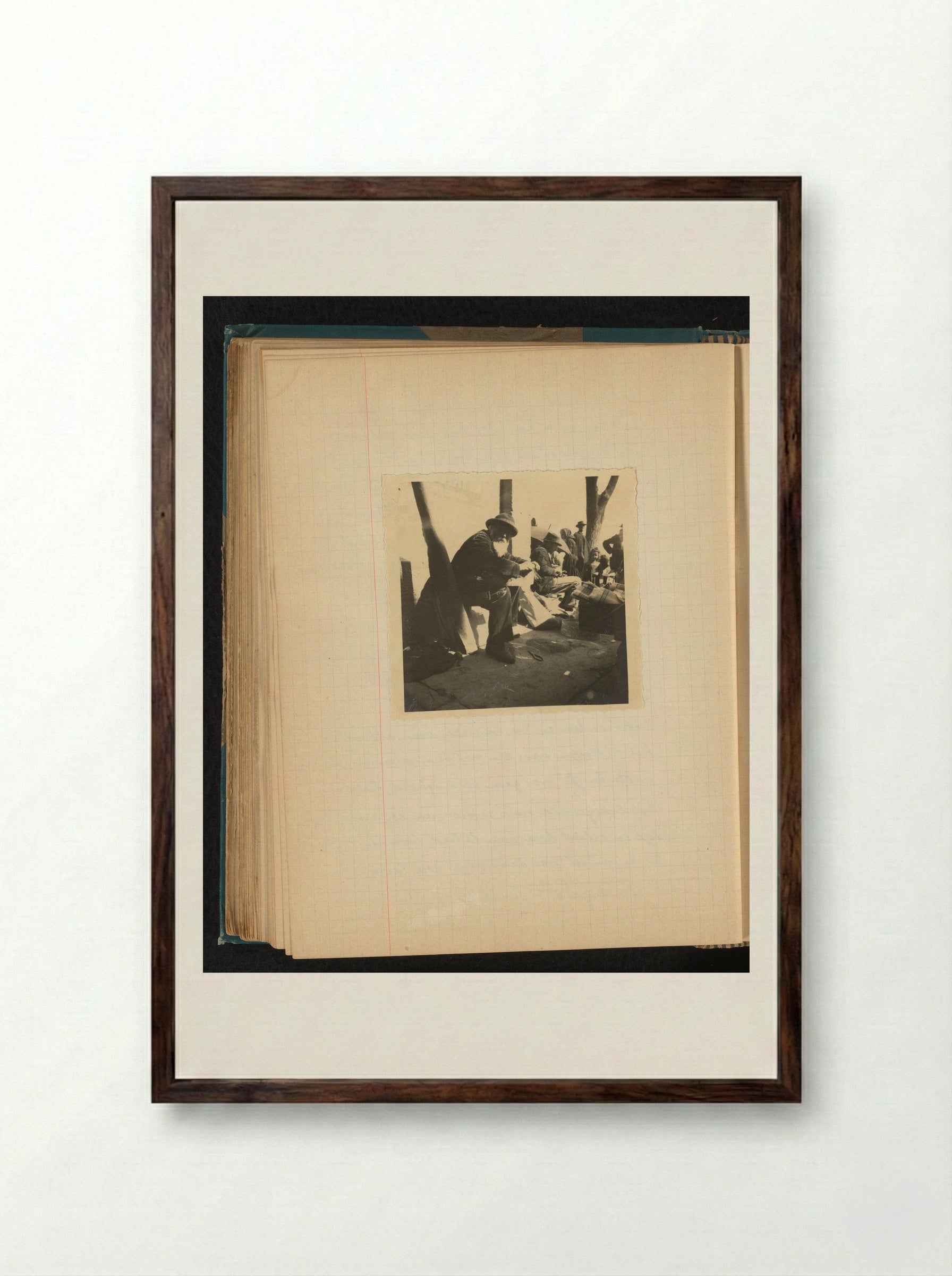 Ambachtsman op een markt in Corsica - Théodore van Lelyveld - Framed Print Dark Wood
