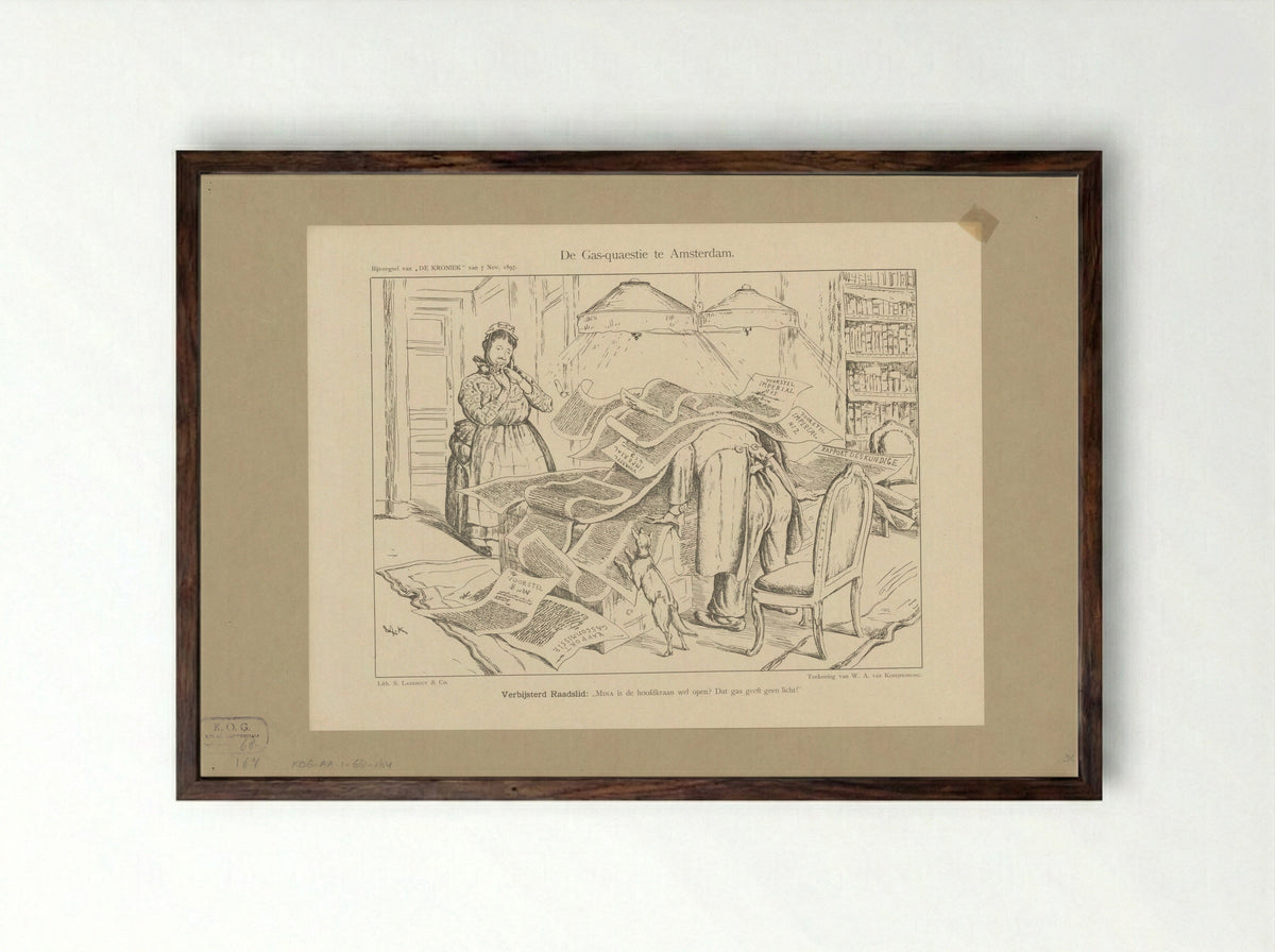 Amsterdams gemeenteraadslid aan zijn bureau bedolven onder documenten over de gaskwestie - Willem van Konijnenburg - Framed Print Dark Wood