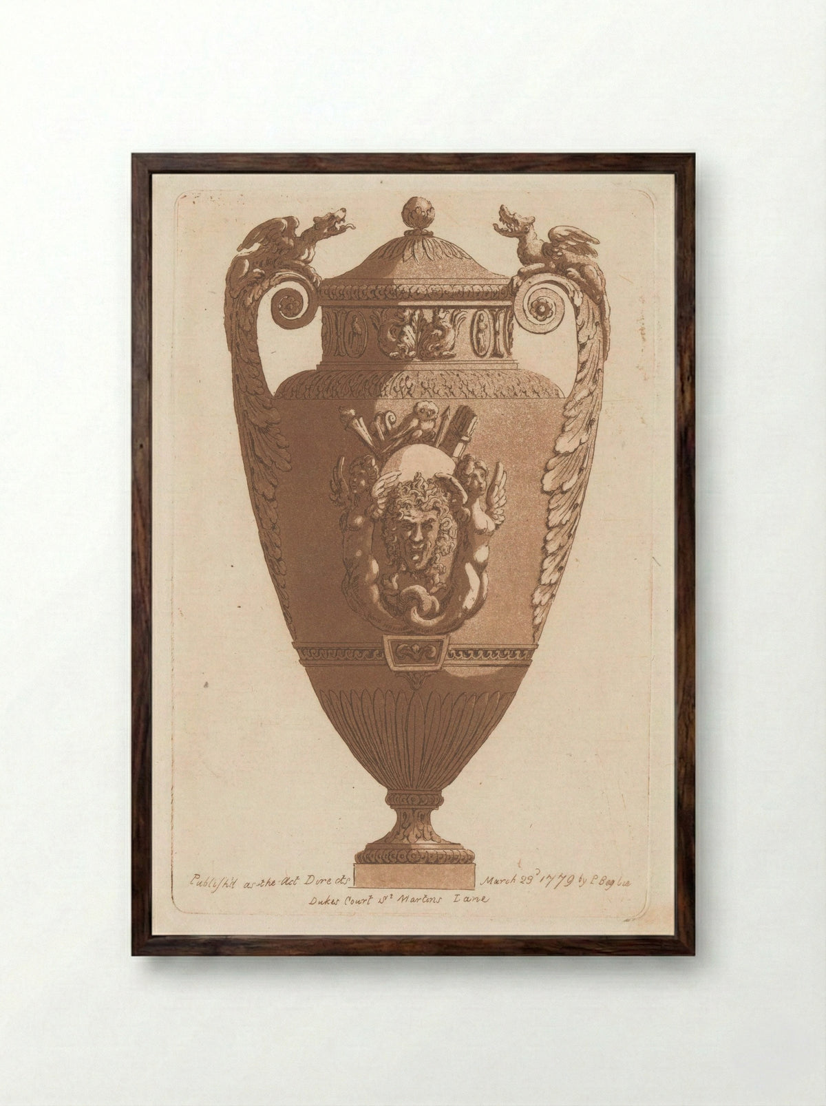 Antieke vaas met medaillon met lachende kop - Patrick Begbie - Framed Print Dark Wood