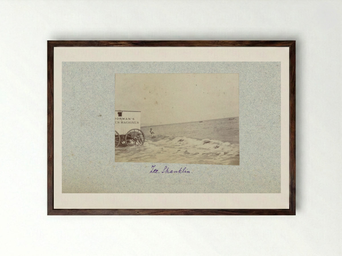 Badkoets en zwemmer in zee bij Shanklin - Henry Pauw van Wieldrecht - Framed Print Dark Wood