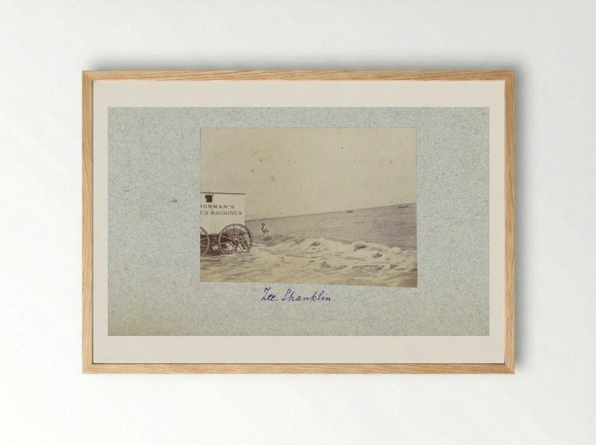 Badkoets en zwemmer in zee bij Shanklin - Henry Pauw van Wieldrecht - Framed Print Wood