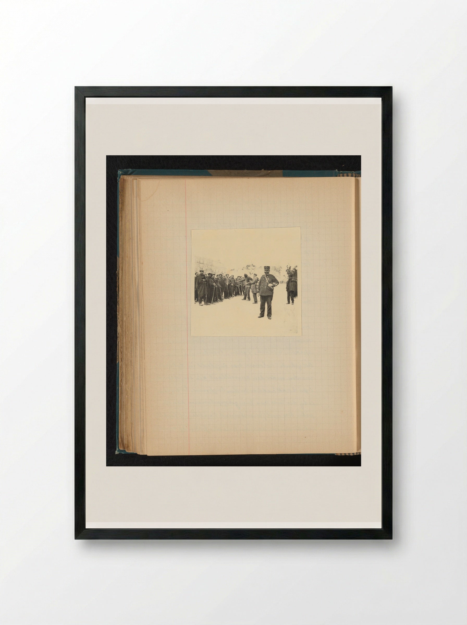 Bewaker met Arabische gevangenen opgesteld in een rij - Théodore van Lelyveld - Framed Print Black