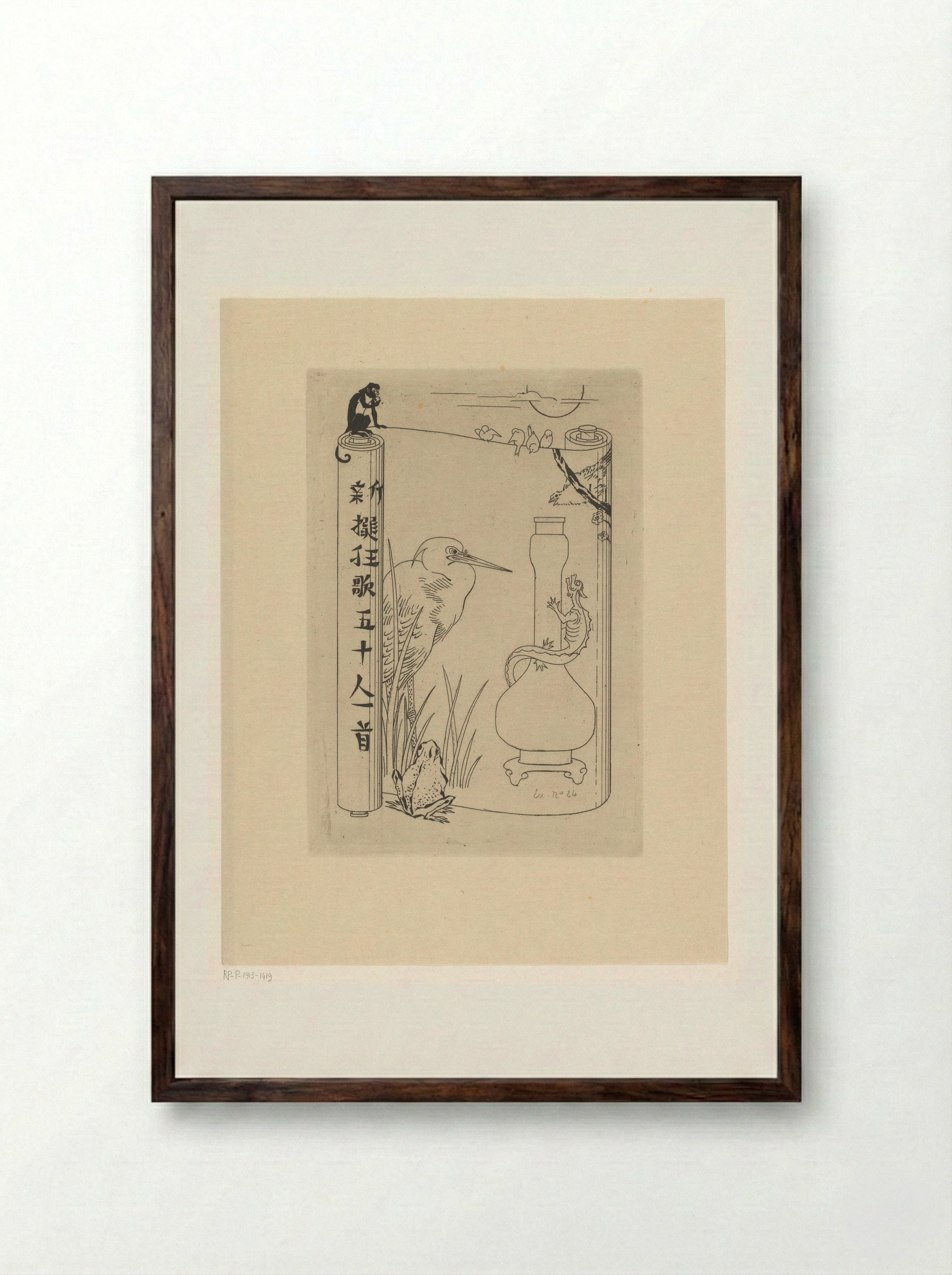Boekrol met daarop een kraanvogel, vaas met hagedis en kikker - Félix Hilaire Buhot - Framed Print Dark Wood