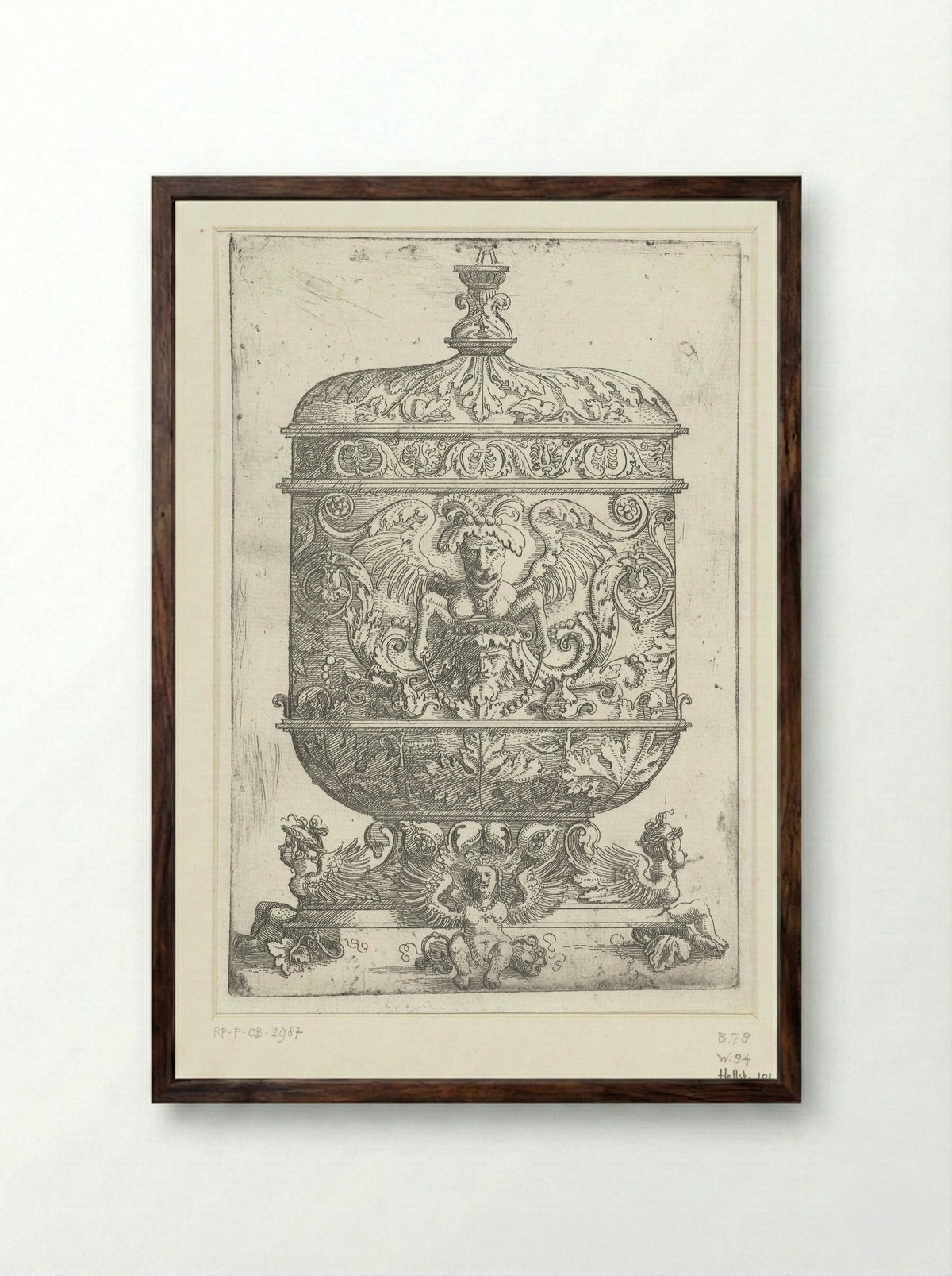 Bokaal met groteskenversiering - Nicoletto da Modena - Framed Print Dark Wood