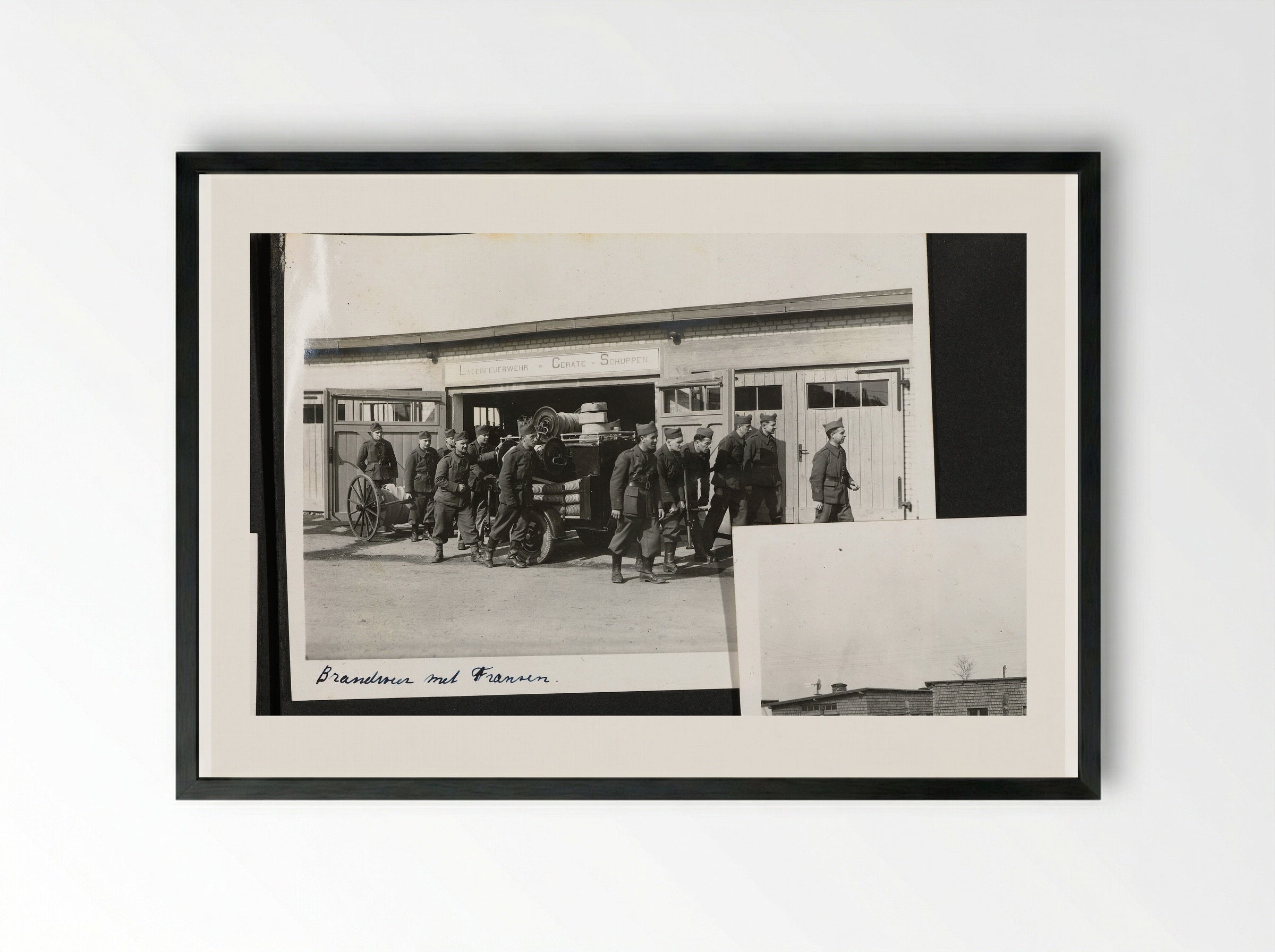Brandweer met Fransen / Werkplaatsen - Dick W.B. van Maarseveen - Framed Print Black