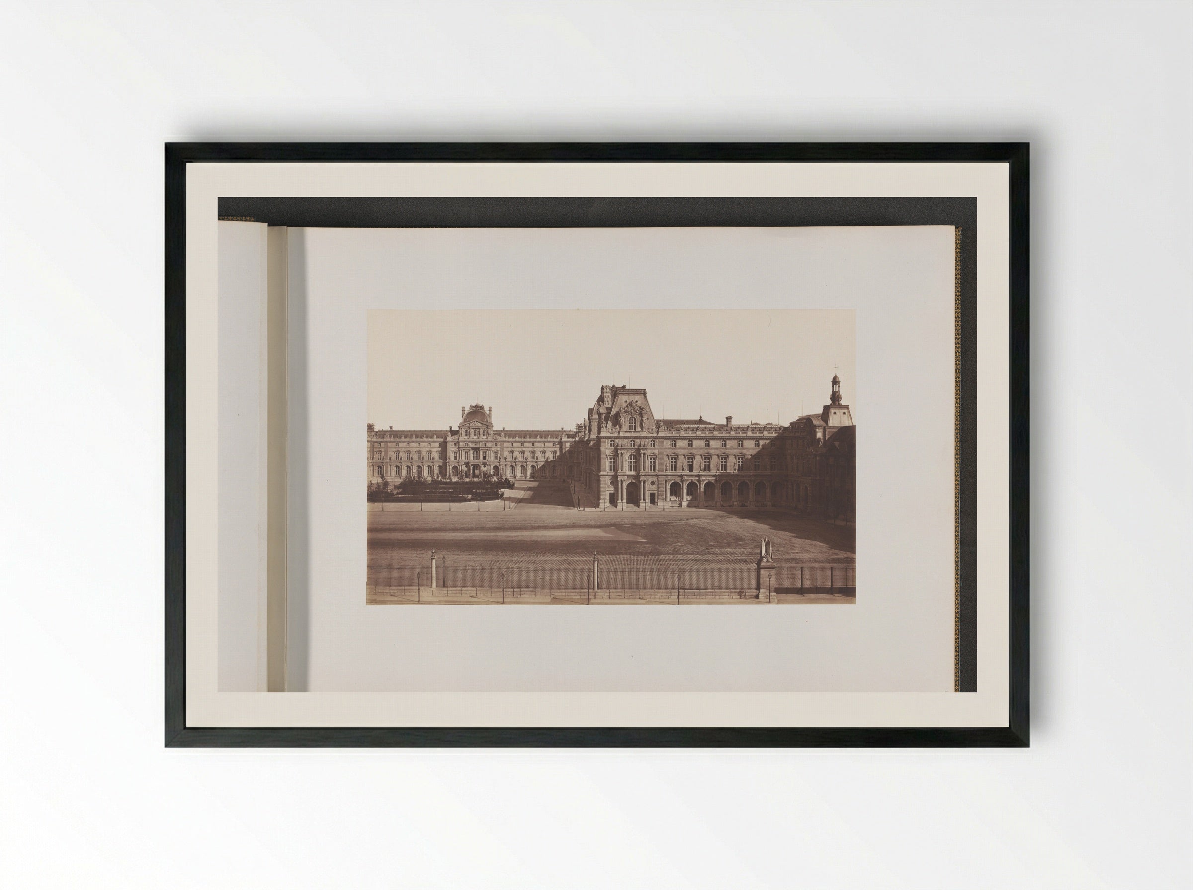 Cour Napoléon gezien vanaf de Tuileries - Édouard Denis Baldus - Framed Print Black