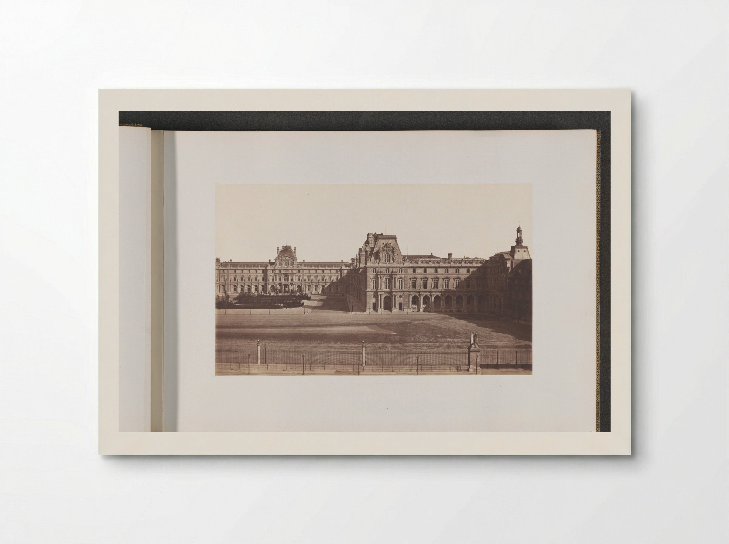 Cour Napoléon gezien vanaf de Tuileries - Édouard Denis Baldus - Poster