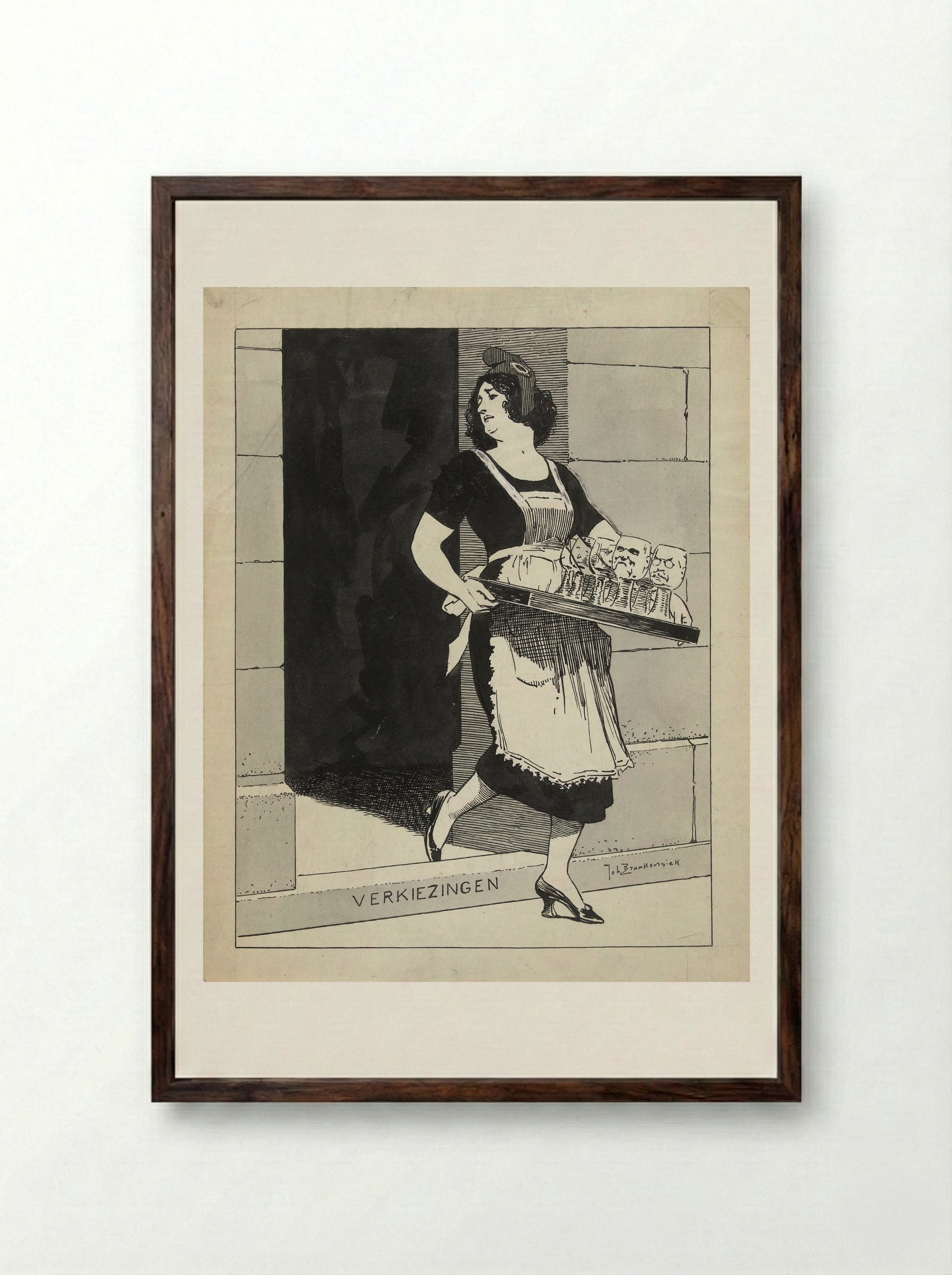 De Nederlandse Maagd als dienstmeid met een blad glazen struikelt over het afstapje Verkiezingen - Johan Braakensiek - Framed Print Dark Wood