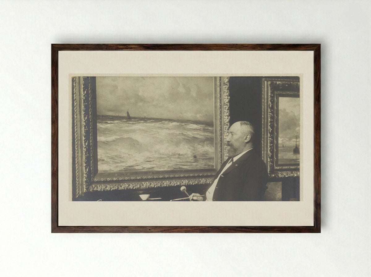 De schilder H.W. Mesdag voor een doek - Delboy & Baer - Framed Print Dark Wood