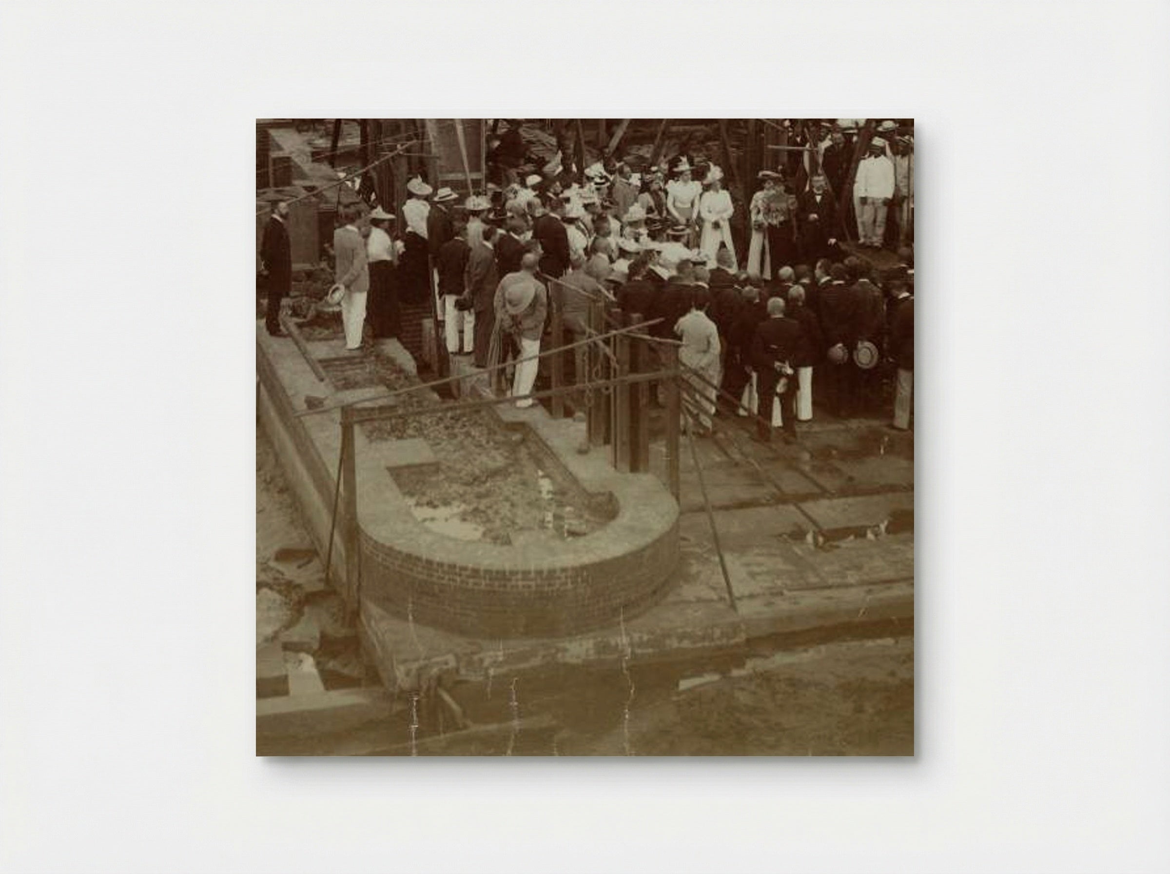 Dina (Dolly) Amelia van Emden staand op een steiger met een aangemeerde stoomboot in Chiavari - Théodore van Lelyveld - Poster