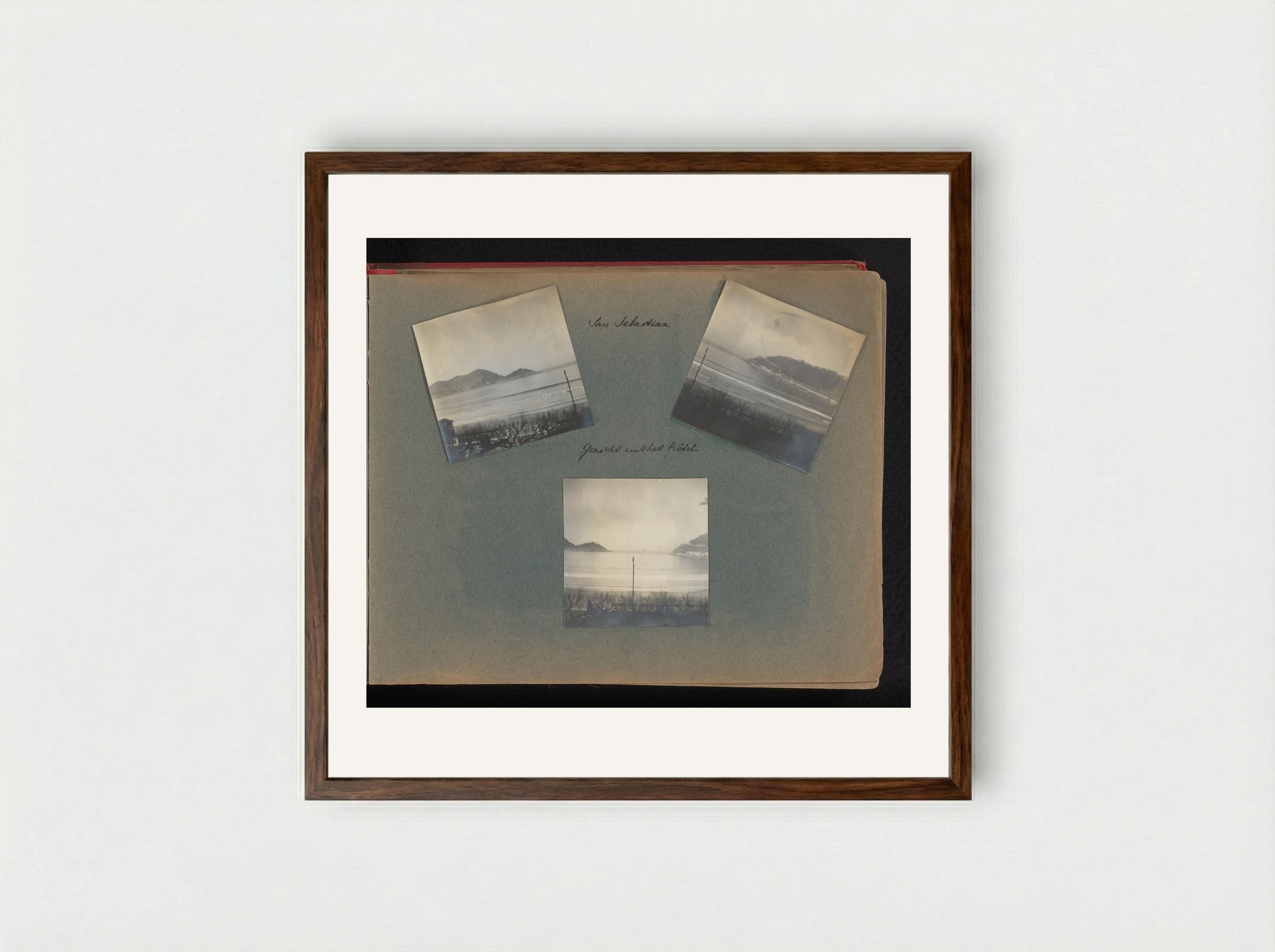 Drie gezichten op de kust van San Sebastián - Charlotte Alida Boelen-Matthes - Framed Print Dark Wood