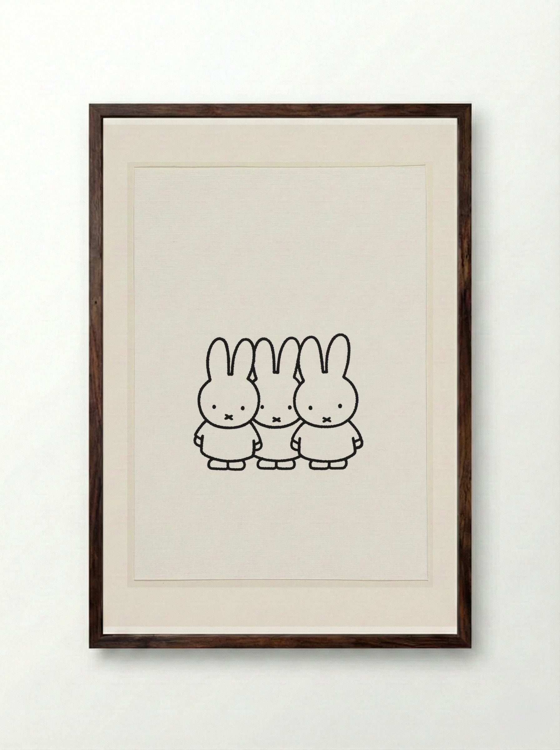 Drie konijnen naast elkaar - Dick Bruna - Framed Print Dark Wood