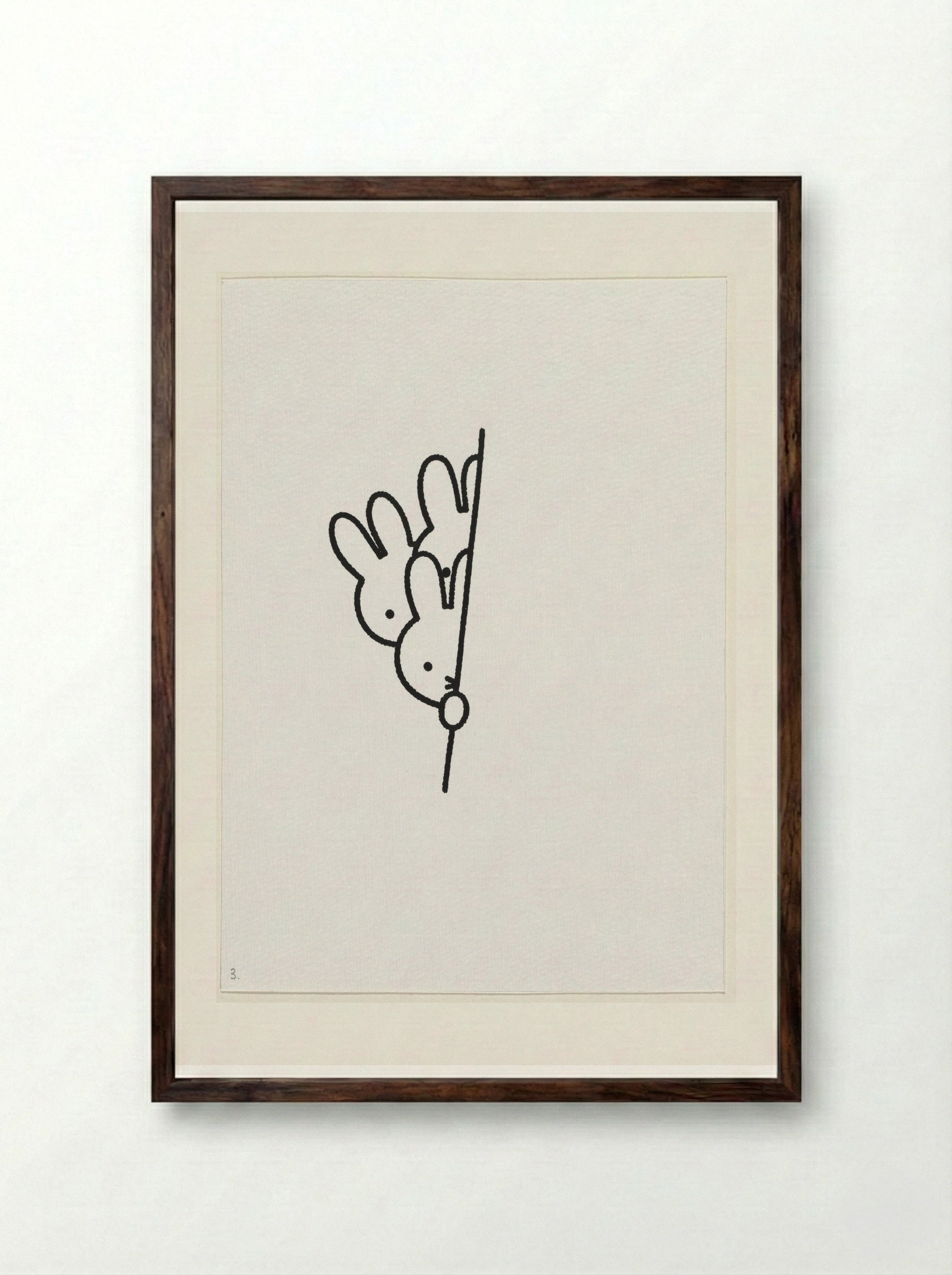 Drie konijnenhoofden achter muur II - Dick Bruna - Framed Print Dark Wood