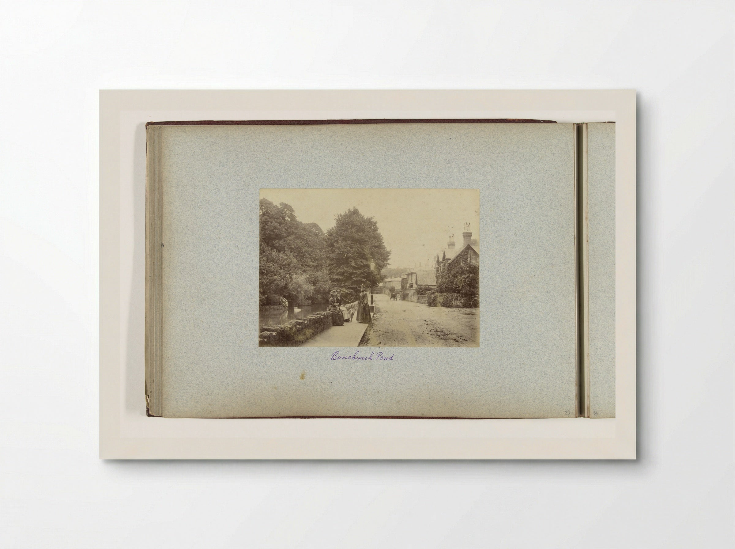 Drie vrouwen op straat langs de Bonchurch Pond, Bonchurch - Henry Pauw van Wieldrecht - Poster