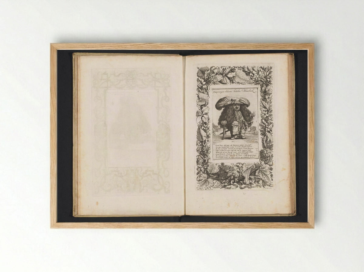 Een kleine mens als officier met grote verenhoed en een speelkaart in de hand - Andries van Buysen (Sr.) - Framed Print Wood