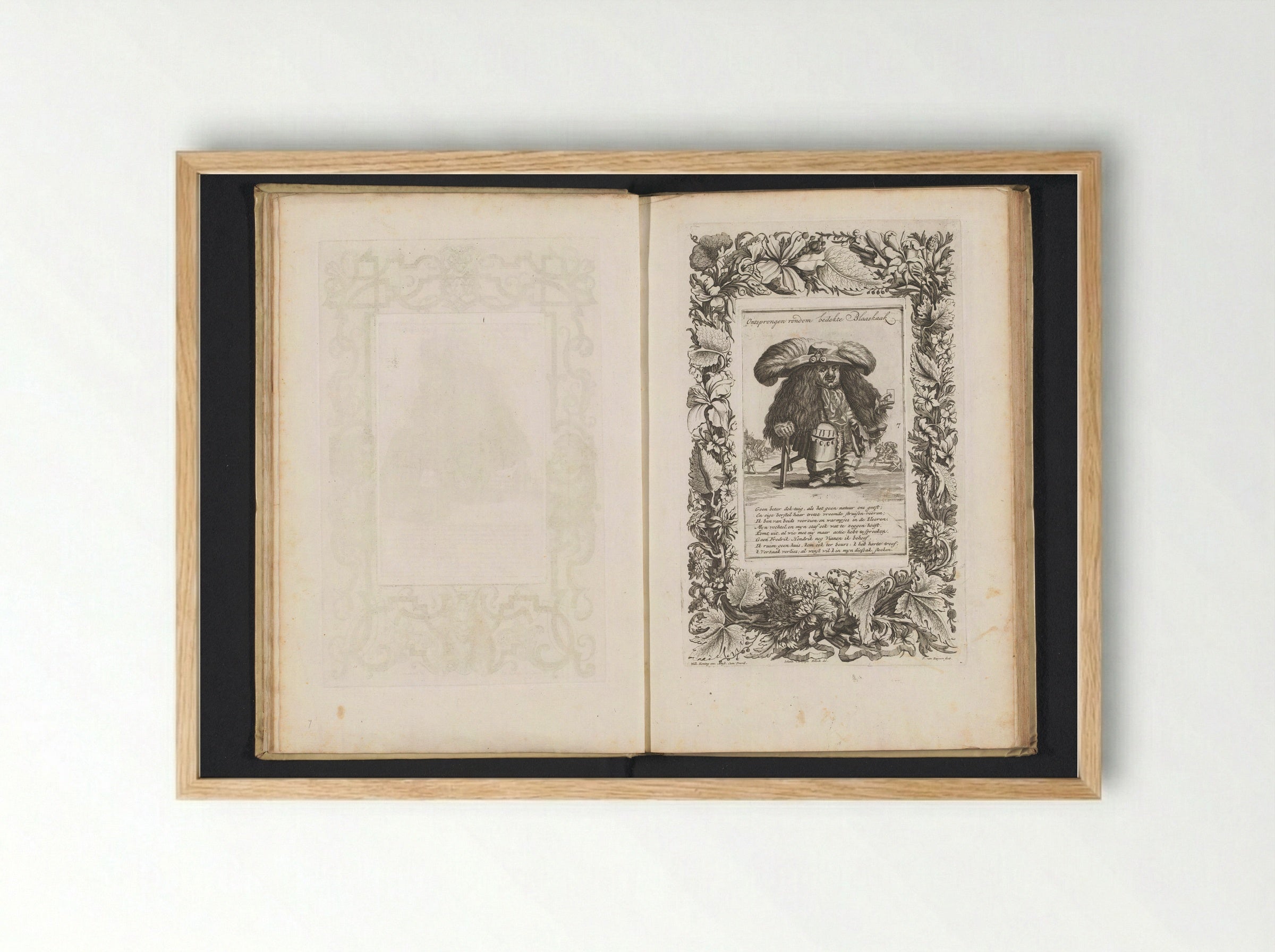 Een kleine mens als officier met grote verenhoed en een speelkaart in de hand - Andries van Buysen (Sr.) - Framed Print Wood