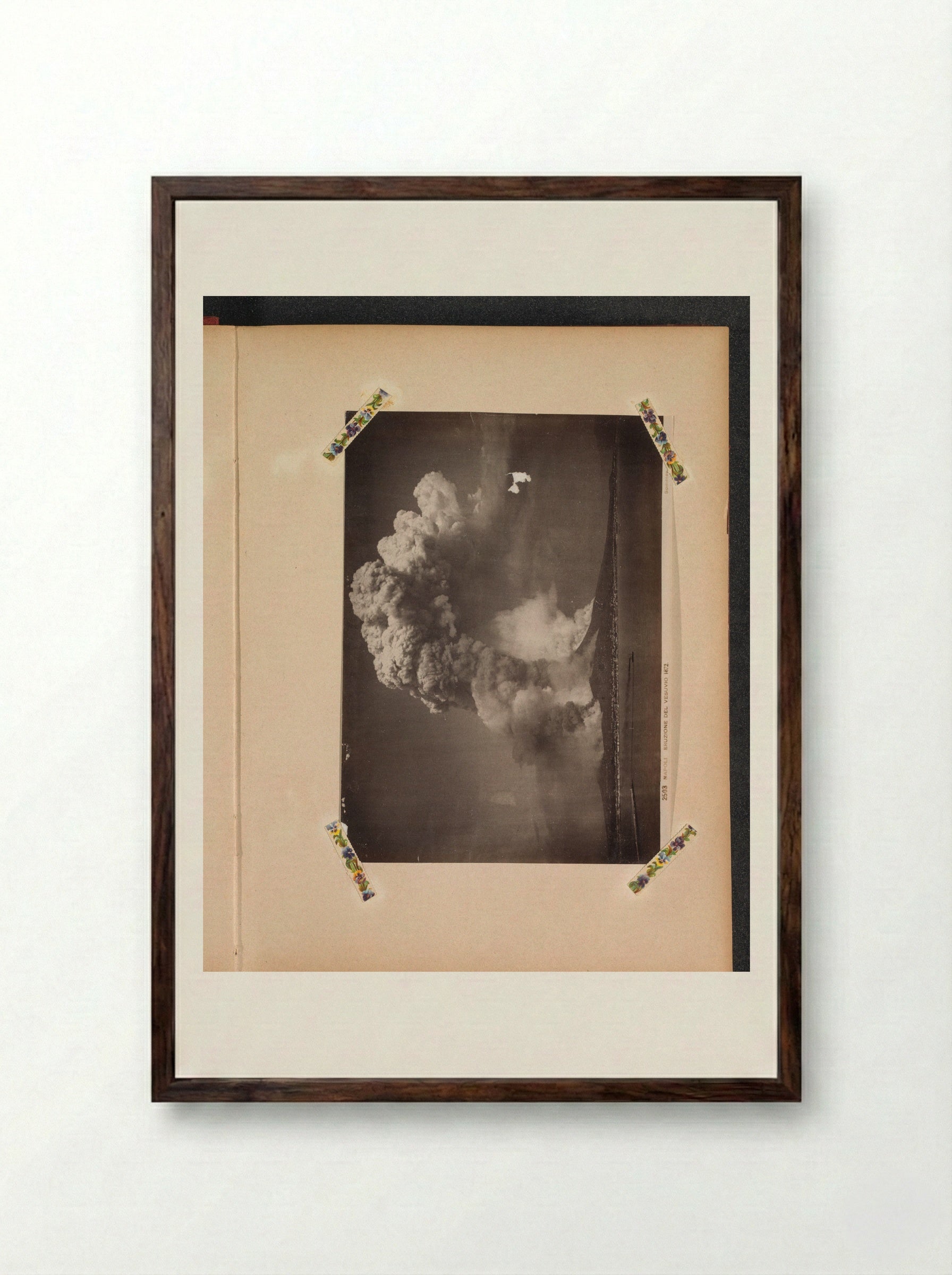 Eruptie van de Vesuvius in 1872 - Giorgio Sommer - Framed Print Dark Wood