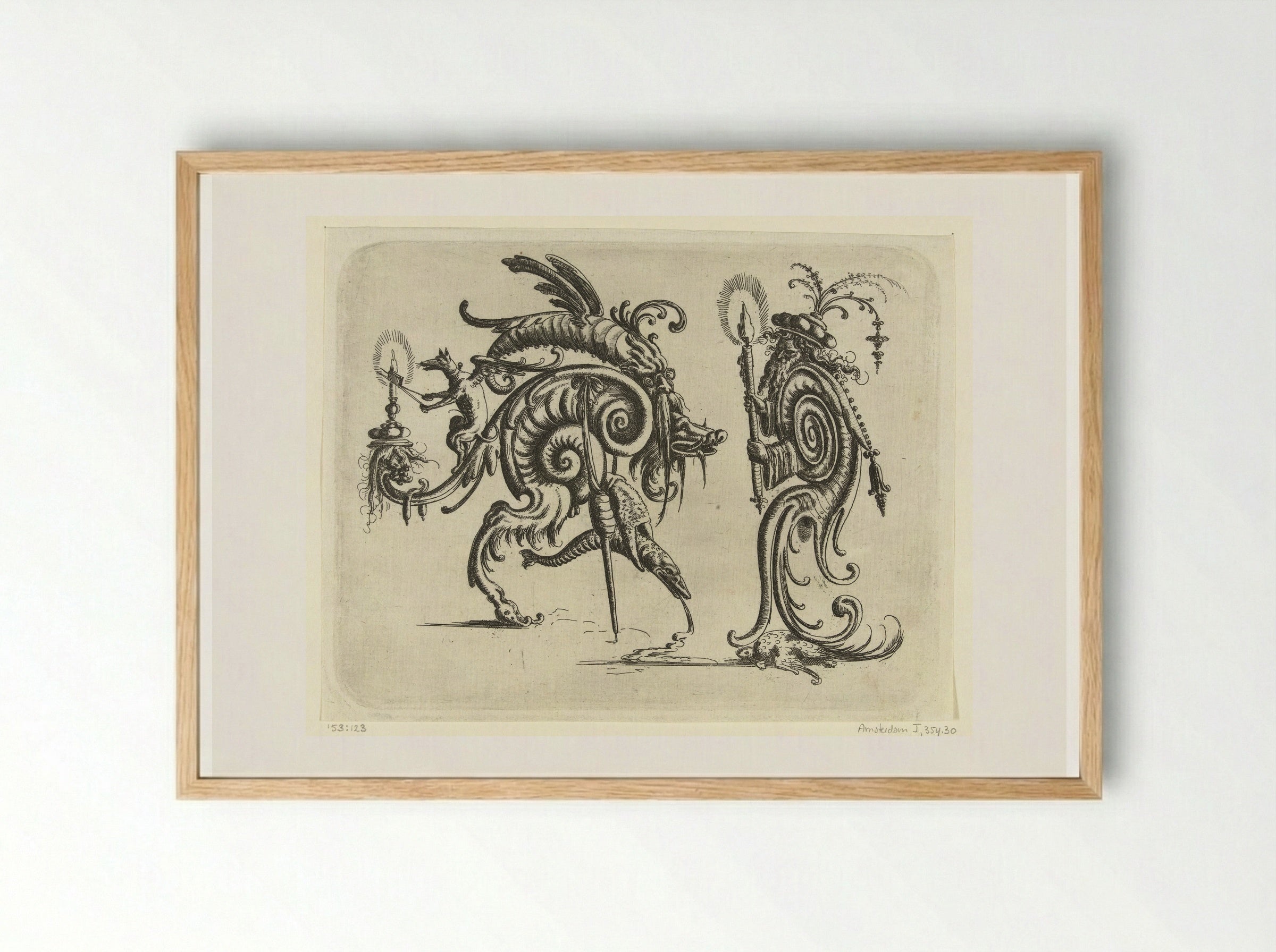 Fantastisch wezen naast een man met een voluut als lichaam - Christoph Jamnitzer - Framed Print Wood