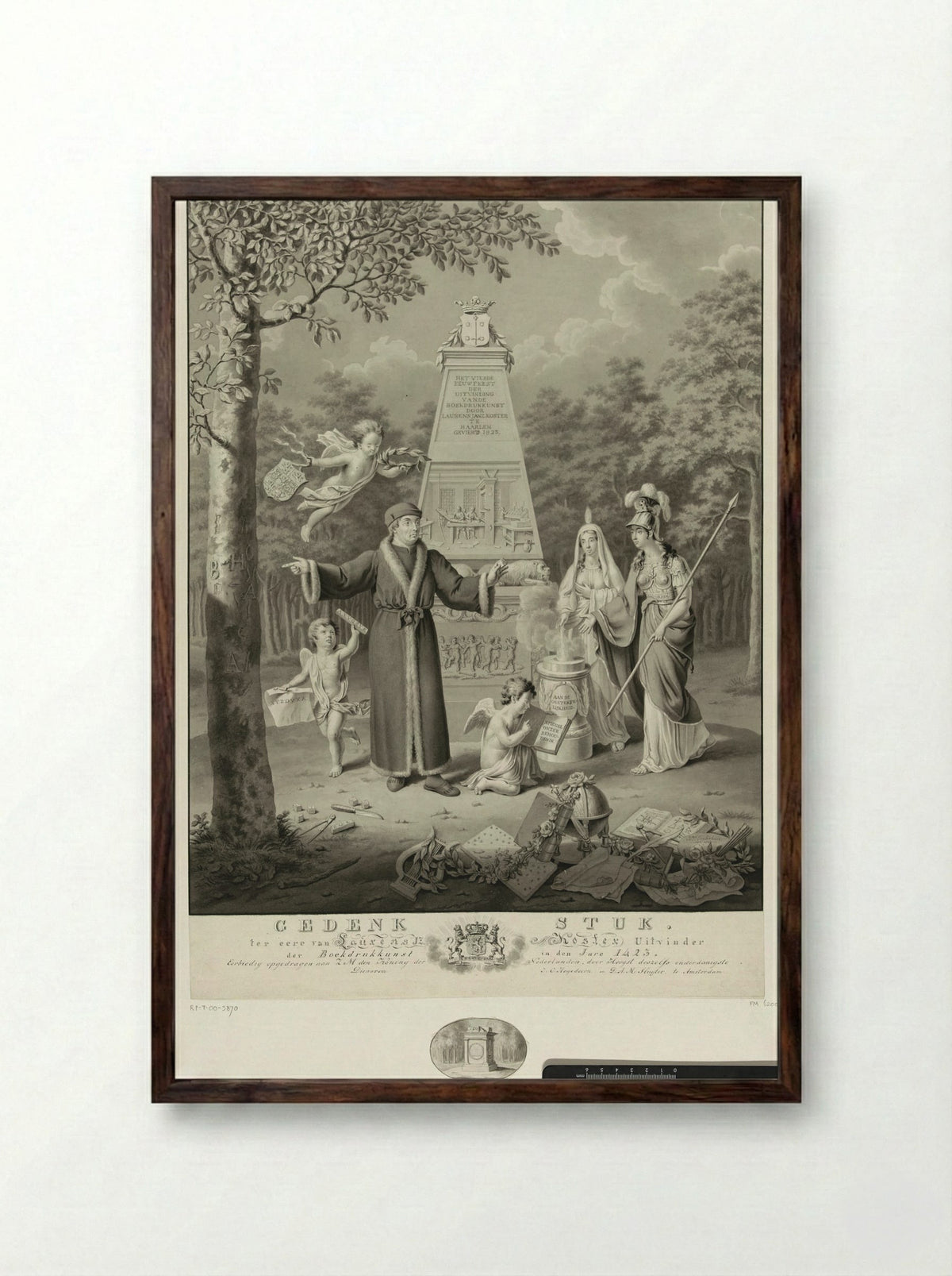Gedenkzuil bij 400-jarig jubileum uitvinding boekdrukkunst door Coster - Haatje Pieters Oosterhuis - Framed Print Dark Wood