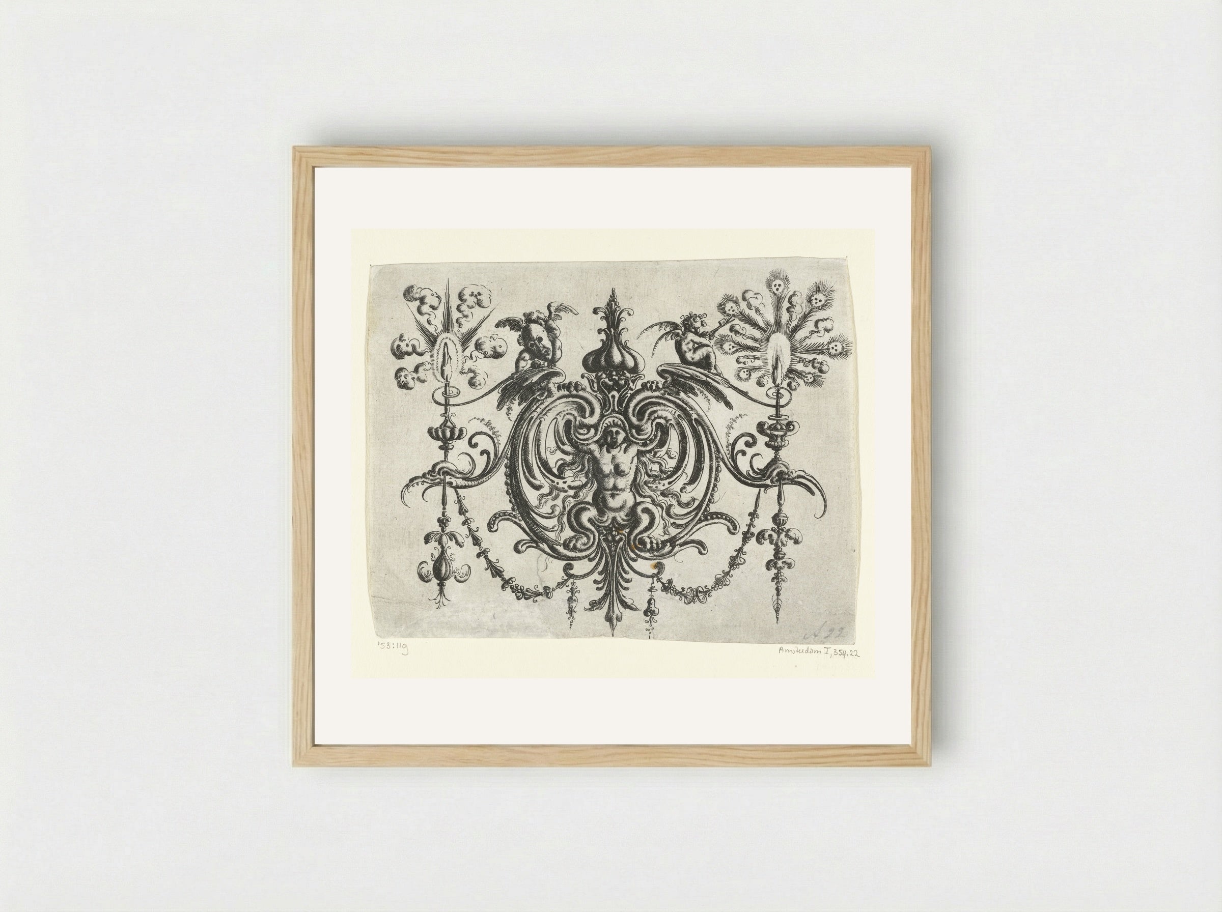 Gehurkte naakte vrouw met klauwen, tussen voluten - Christoph Jamnitzer - Framed Print Wood