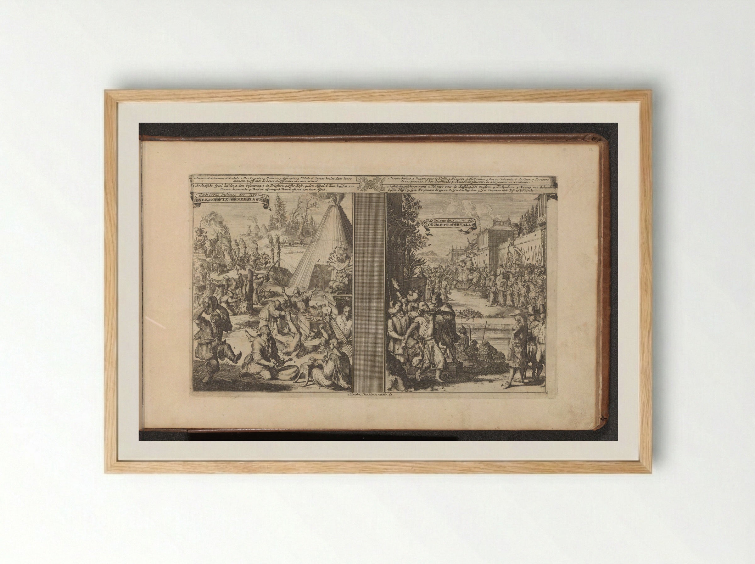Geneesmeesters in Arclada; Jezuït geschoren door een tolmeester in Golkonda - Romeyn de Hooghe - Framed Print Wood