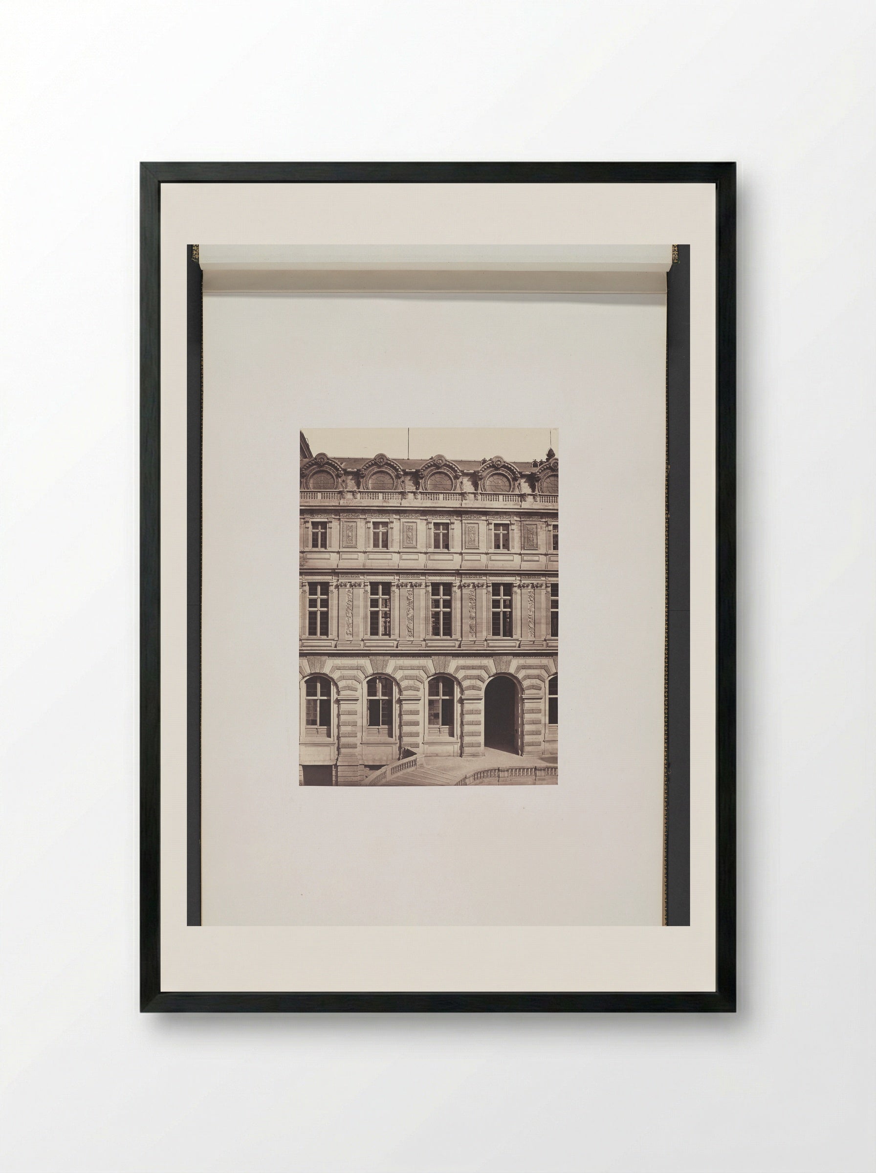 Gevel aan de Cour Lefuel van het Palais du Louvre - Édouard Denis Baldus - Framed Print Black