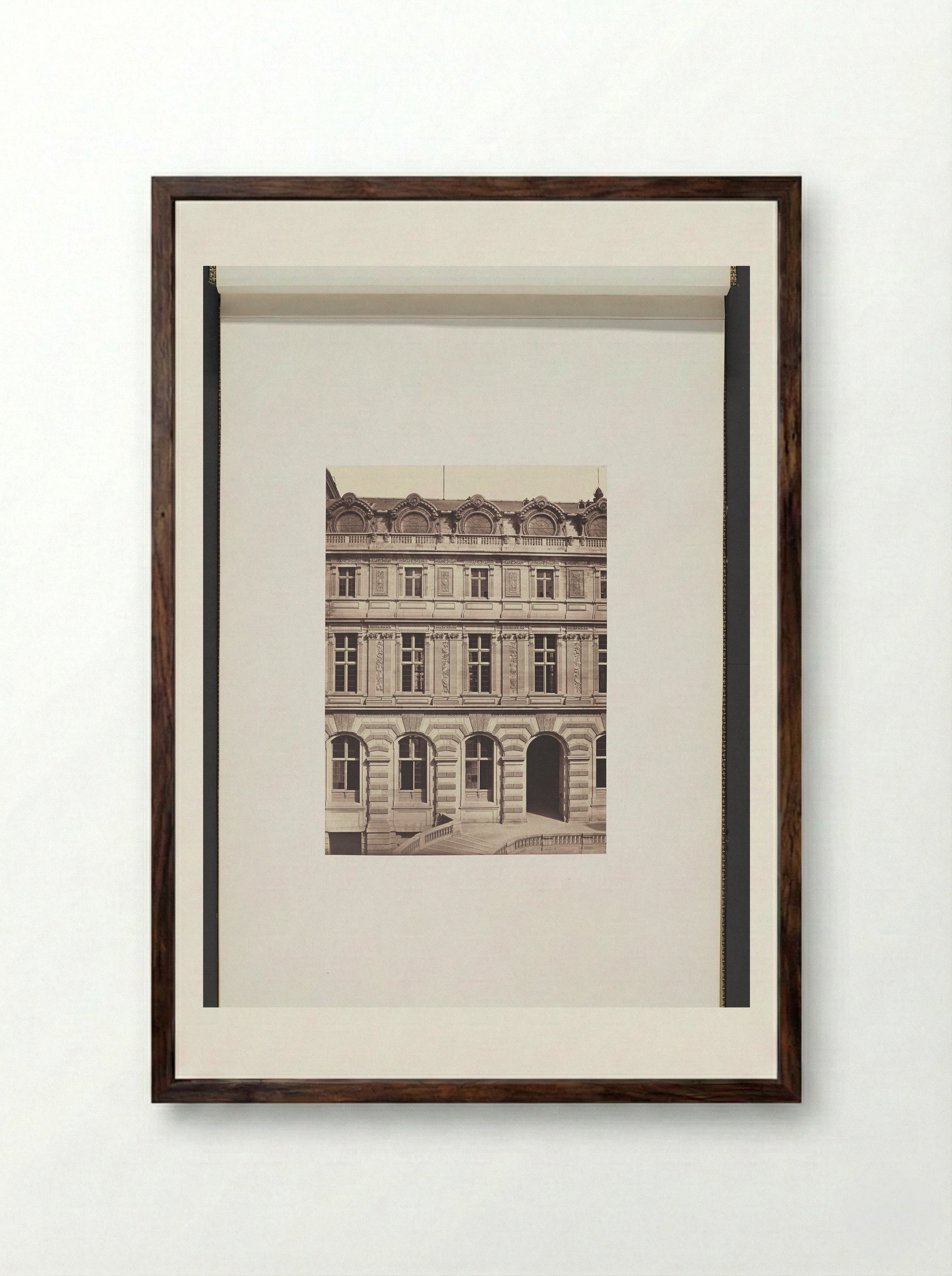 Gevel aan de Cour Lefuel van het Palais du Louvre - Édouard Denis Baldus - Framed Print Dark Wood