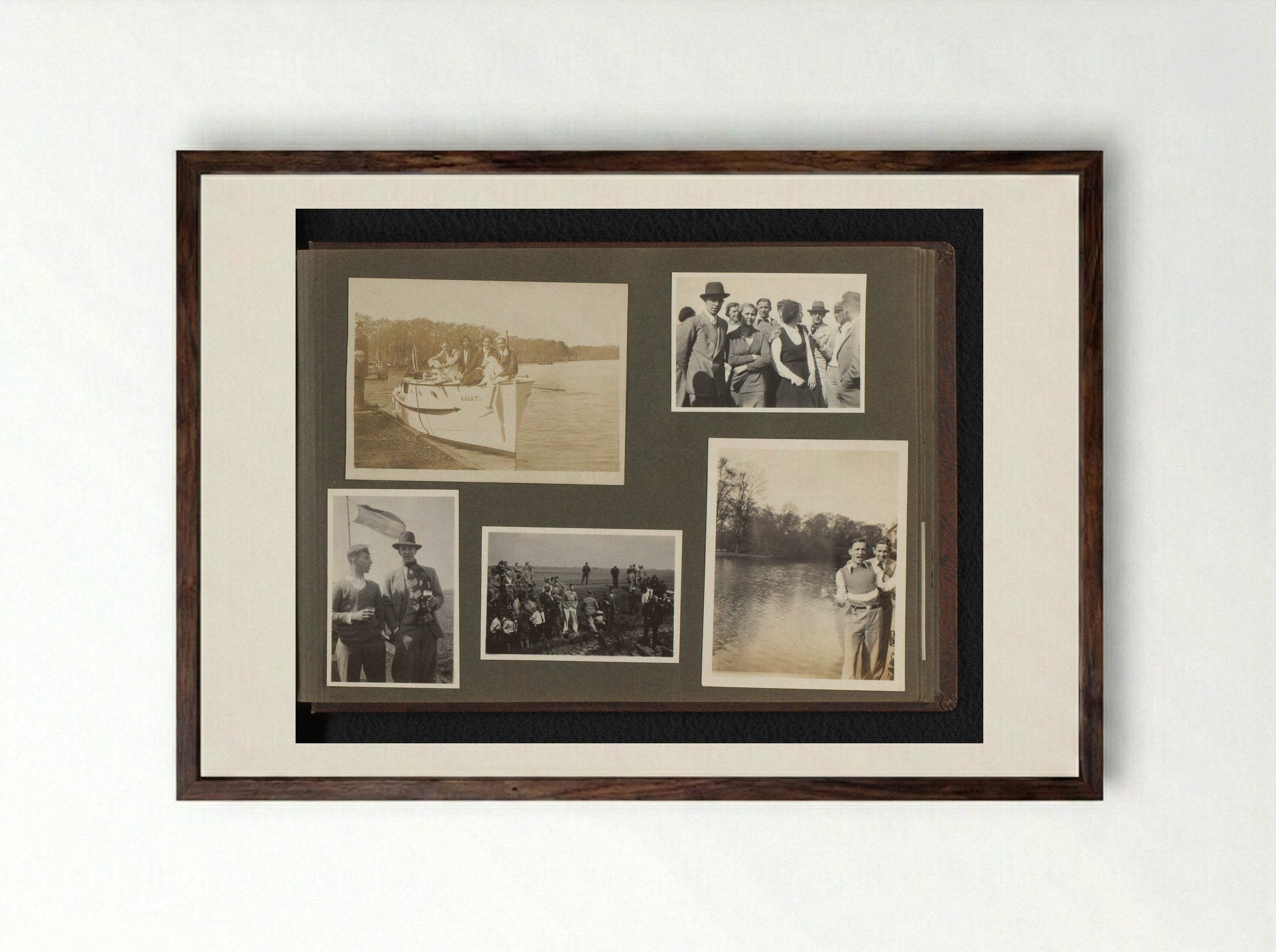 Gezelschap met Hetty Boelen en Rita Duyvis op een boot en aan een kade - Eva Charlotte Pennink-Boelen - Framed Print Dark Wood