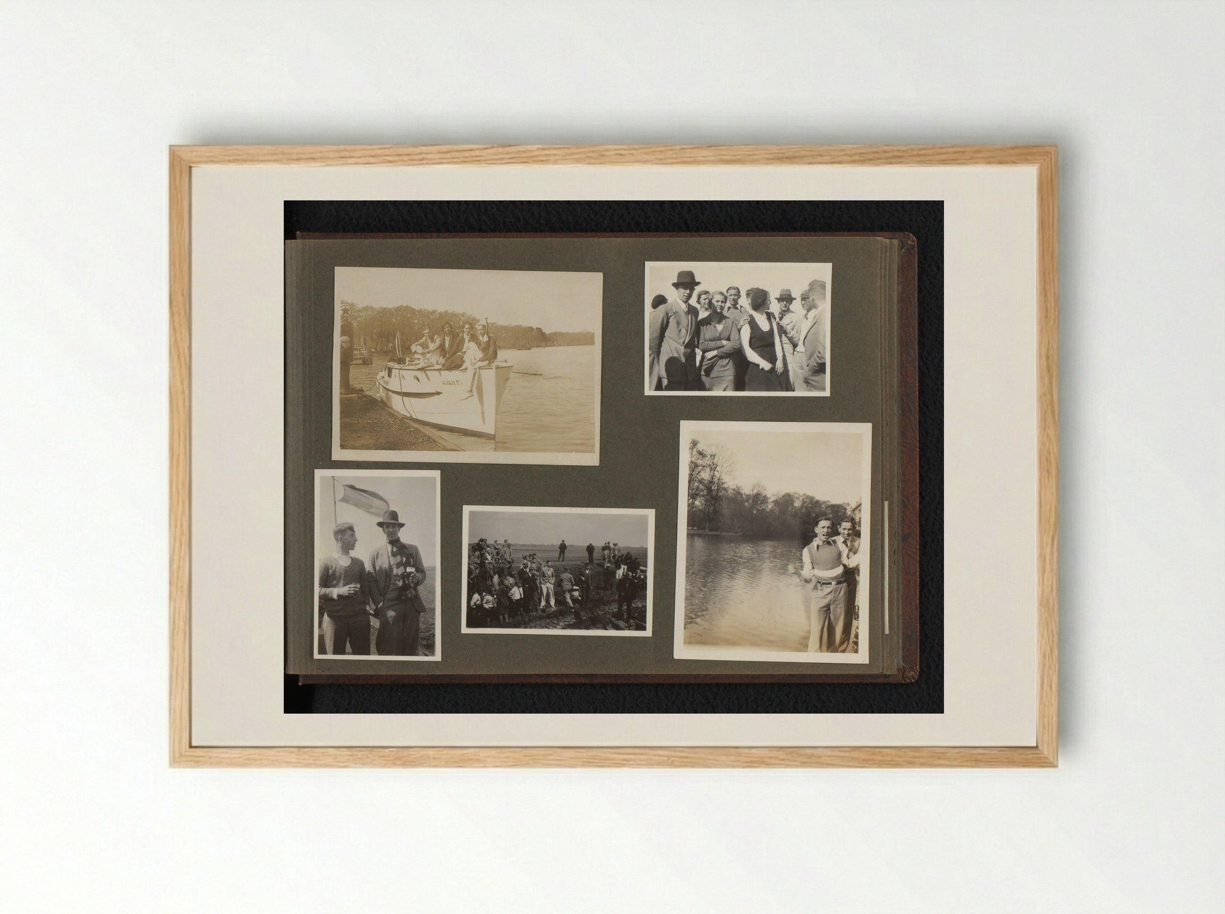 Gezelschap met Hetty Boelen en Rita Duyvis op een boot en aan een kade - Eva Charlotte Pennink-Boelen - Framed Print Wood