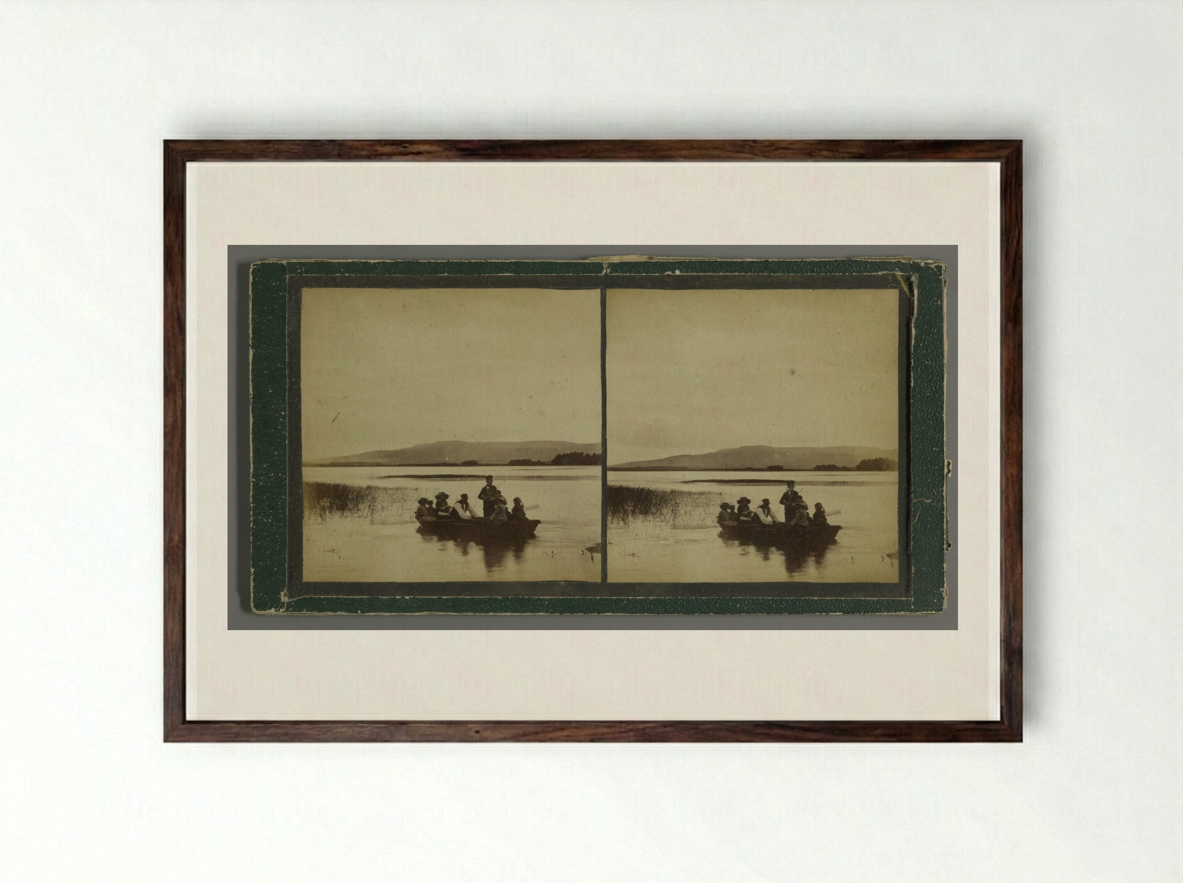 Gezelschap op een boot op het Loch of Park, Aberdeenshire - George Washington Wilson - Framed Print Dark Wood