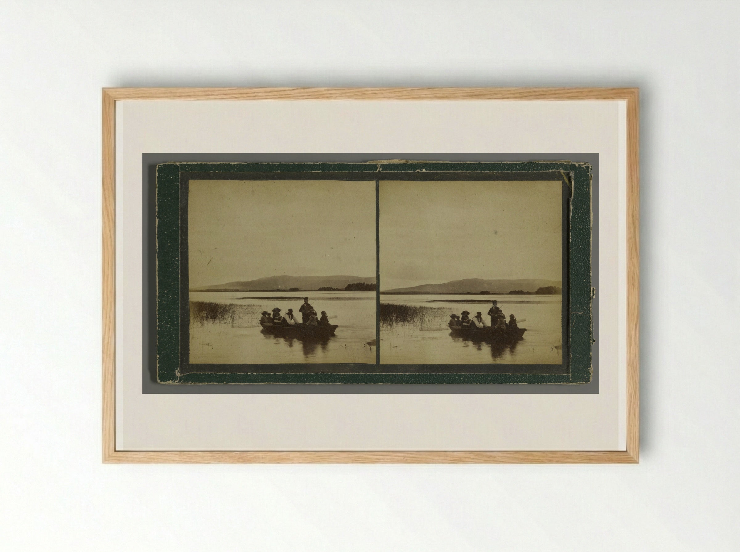 Gezelschap op een boot op het Loch of Park, Aberdeenshire - George Washington Wilson - Framed Print Wood