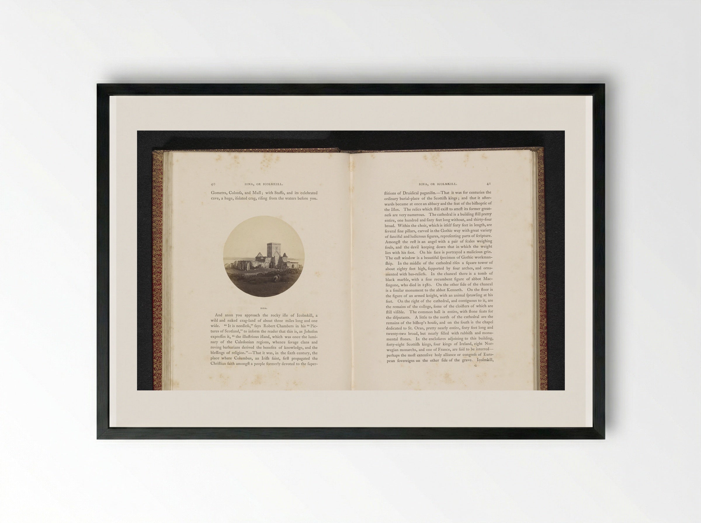 Gezicht op Iona Abbey - George Washington Wilson - Framed Print Black