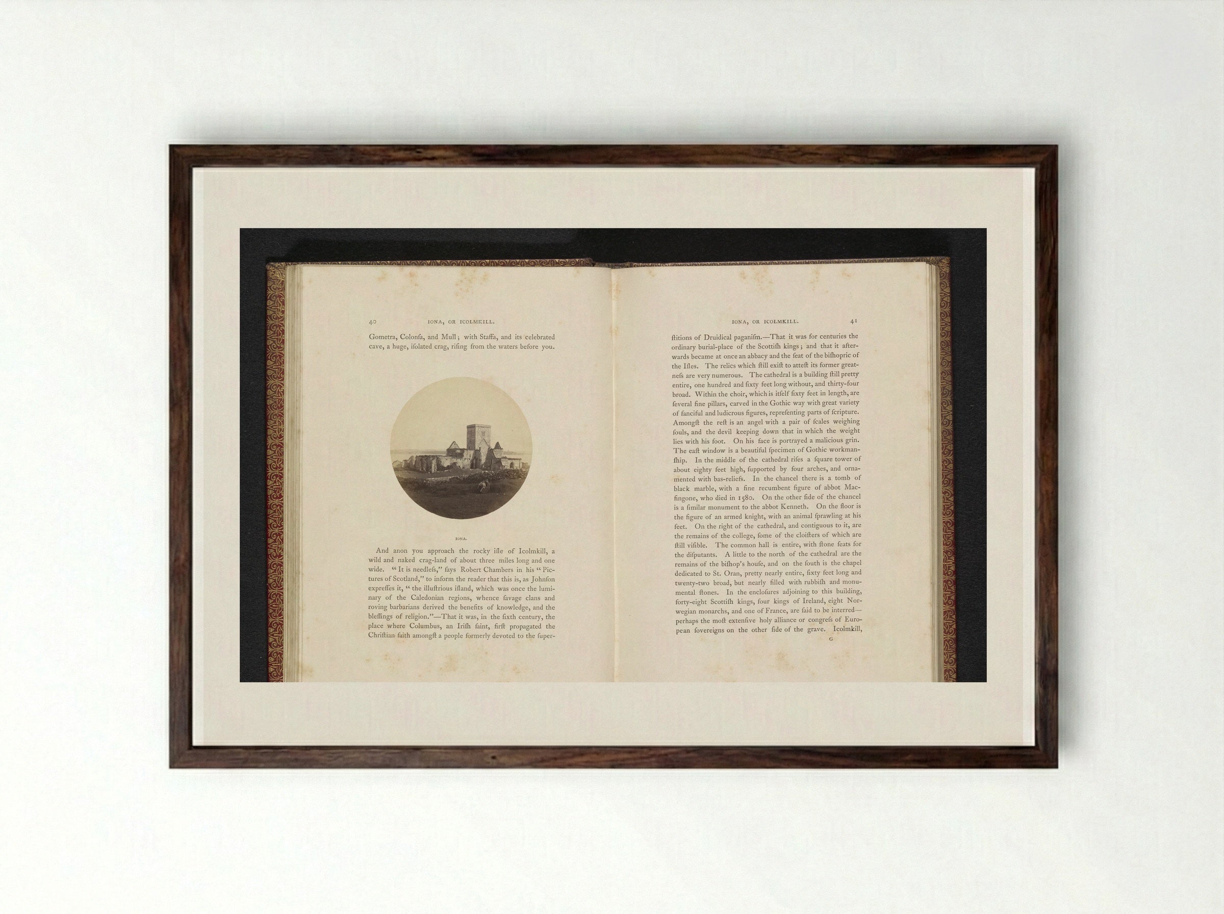 Gezicht op Iona Abbey - George Washington Wilson - Framed Print Dark Wood