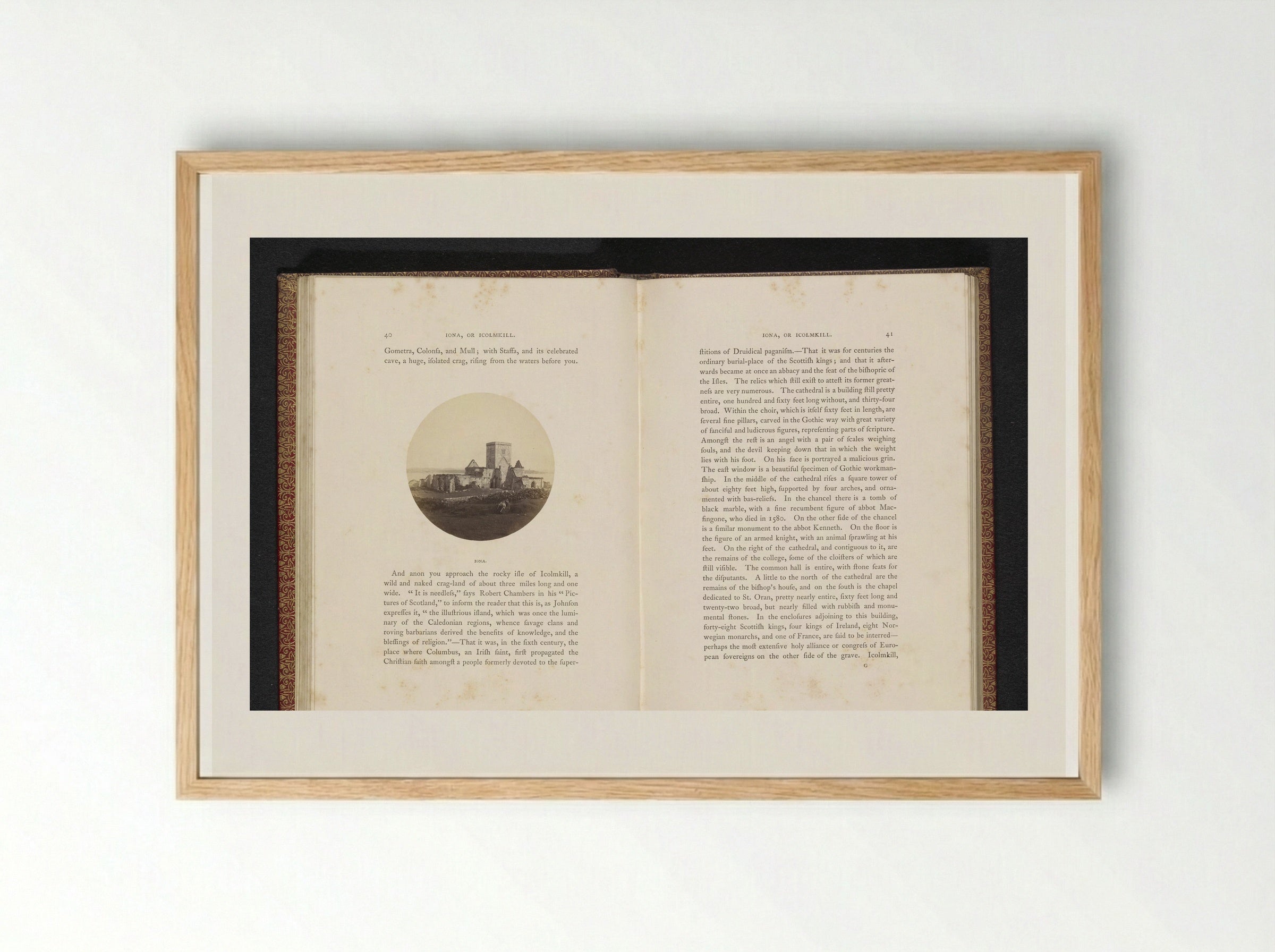 Gezicht op Iona Abbey - George Washington Wilson - Framed Print Wood