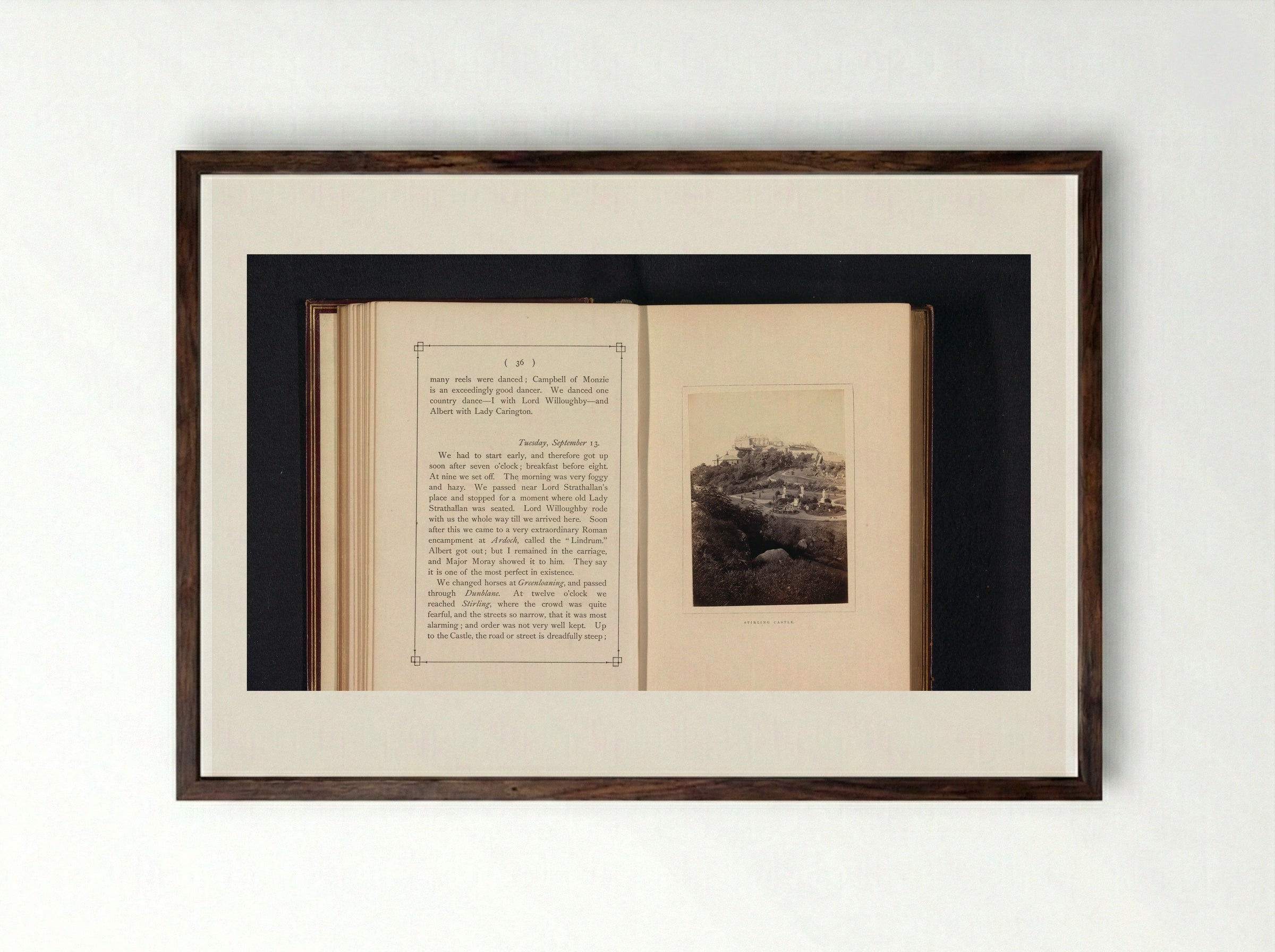 Gezicht op Stirling Castle - George Washington Wilson - Framed Print Dark Wood