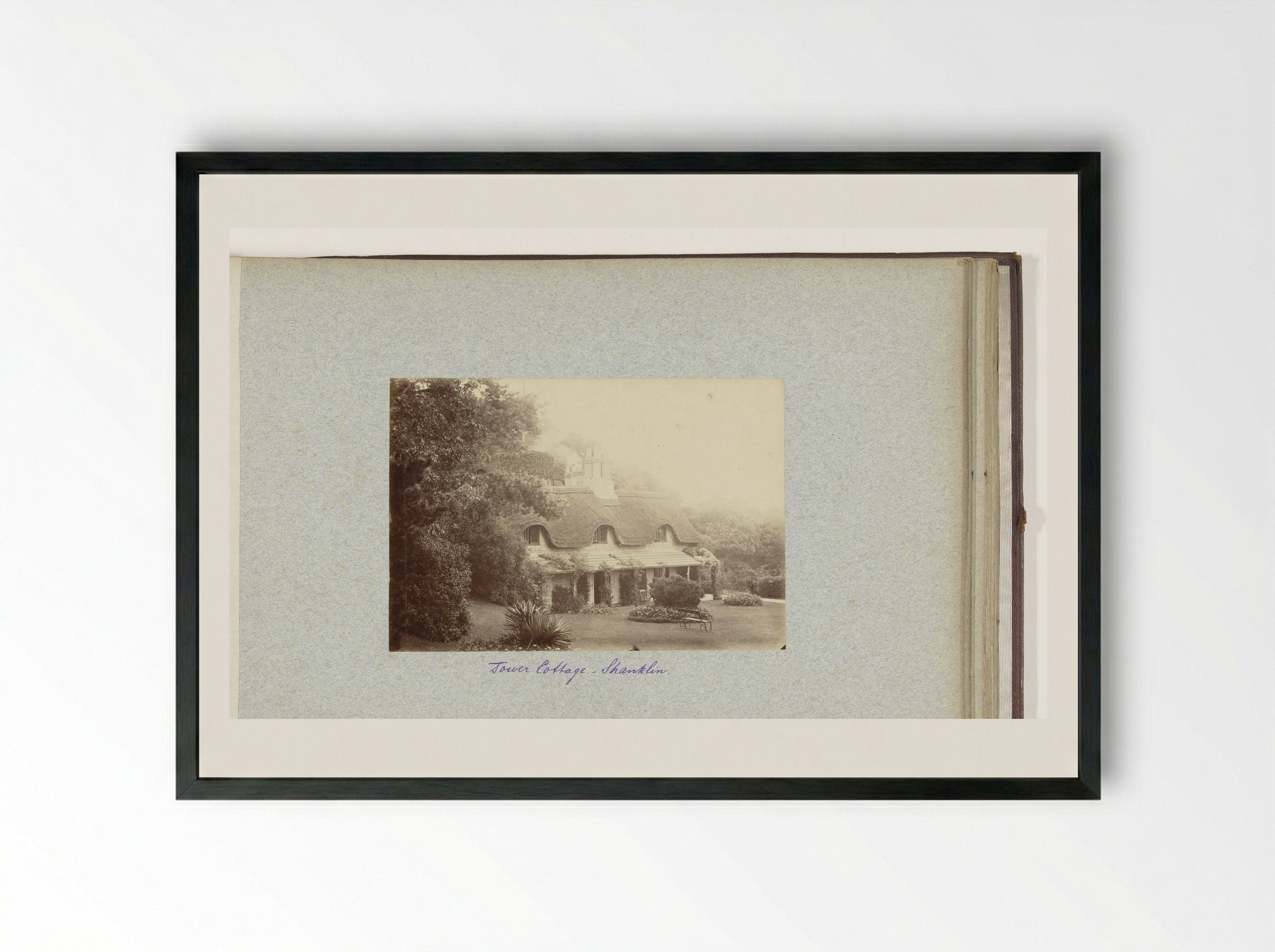 Gezicht op Tower Cottage in Shanklin - Henry Pauw van Wieldrecht - Framed Print Black