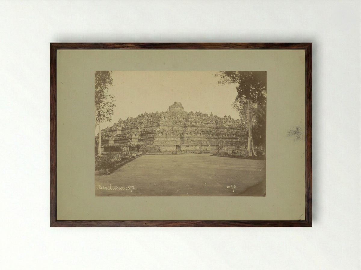 Gezicht op de Borobudur op Java - Kassian Céphas - Framed Print Dark Wood