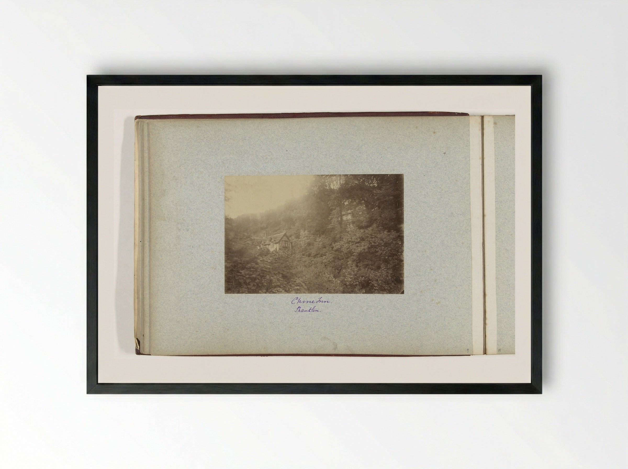 Gezicht op de Chine Inn te Shanklin - Henry Pauw van Wieldrecht - Framed Print Black