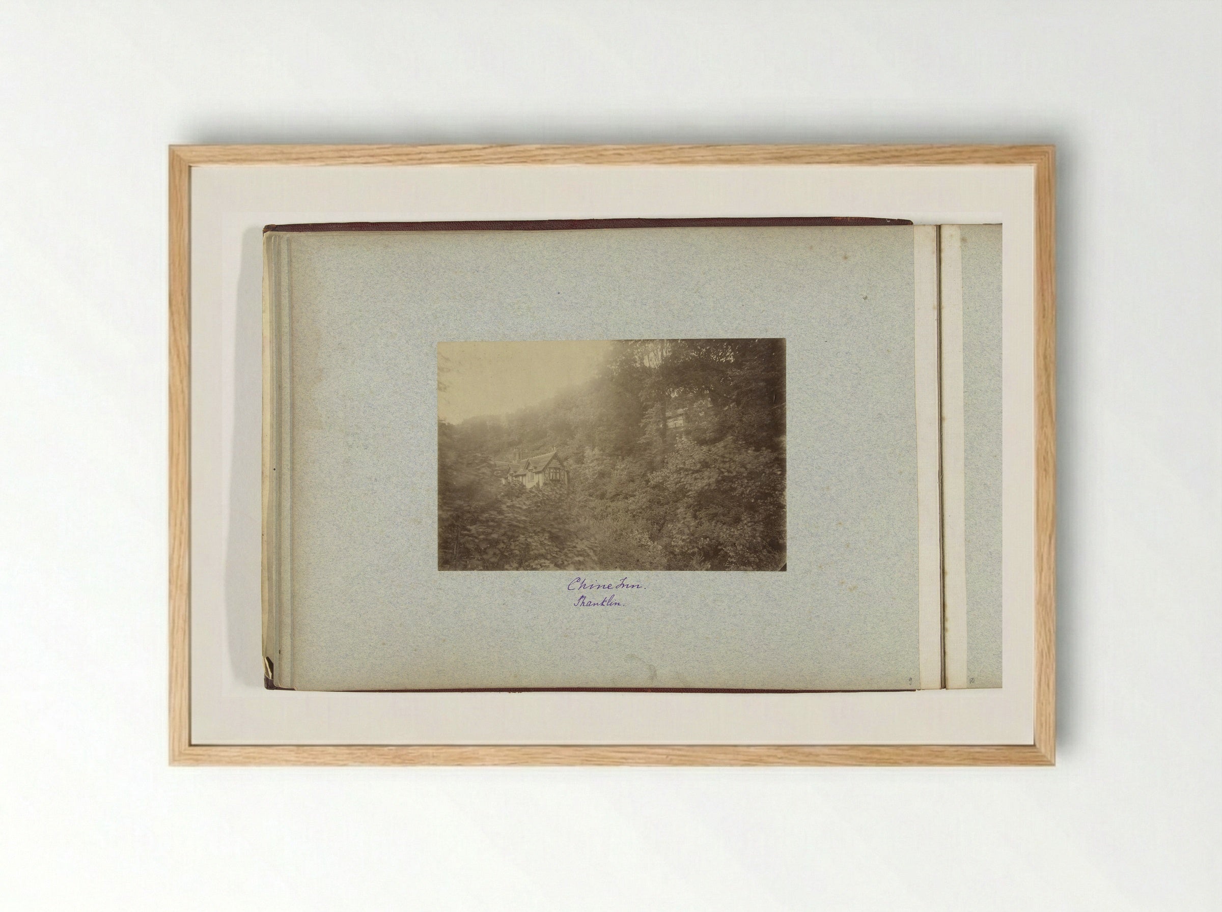Gezicht op de Chine Inn te Shanklin - Henry Pauw van Wieldrecht - Framed Print Wood