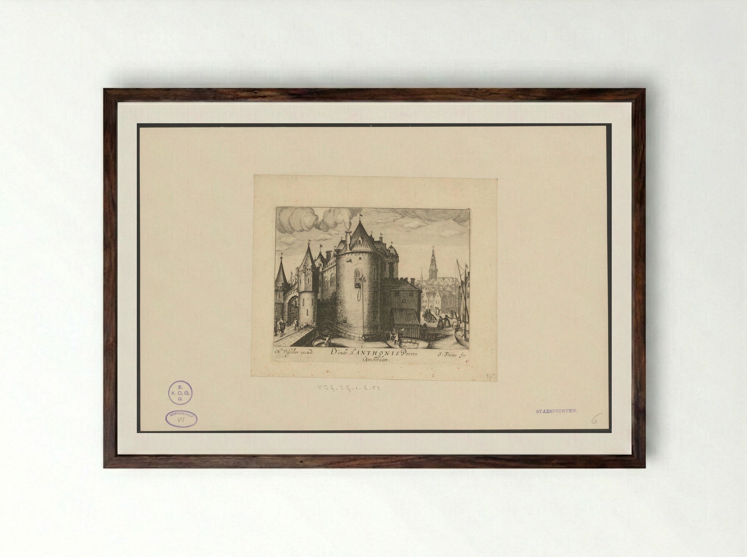 Gezicht op de Eerste Sint-Antoniespoort te Amsterdam - Simon Frisius - Framed Print Dark Wood