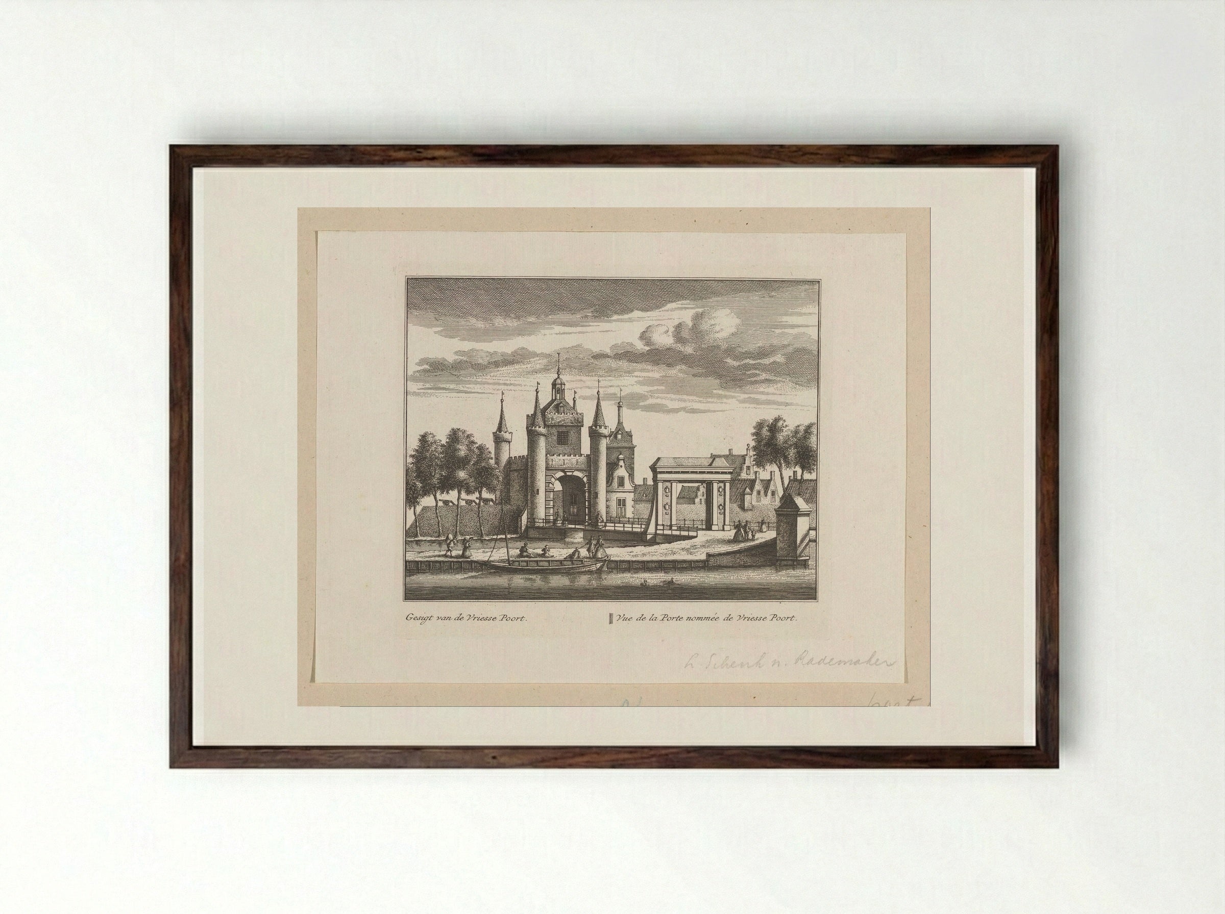 Gezicht op de Friesepoort te Alkmaar - Leonard Schenk - Framed Print Dark Wood