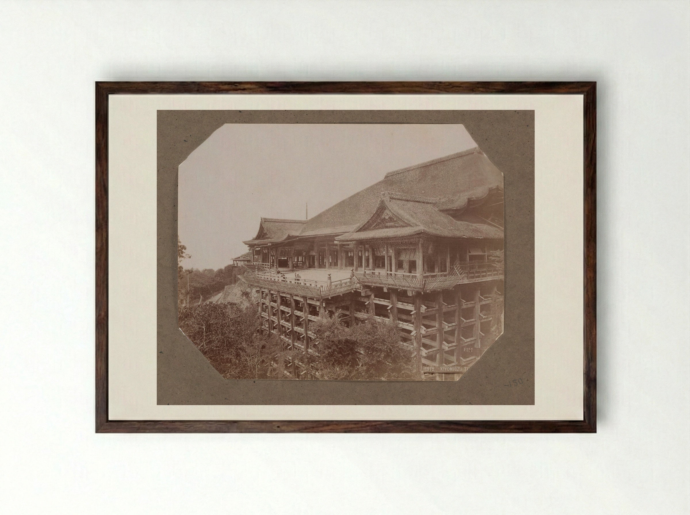 Gezicht op de Kiyomizu-dera tempel in Kyoto, Japan - Kusakabe Kimbei - Framed Print Dark Wood