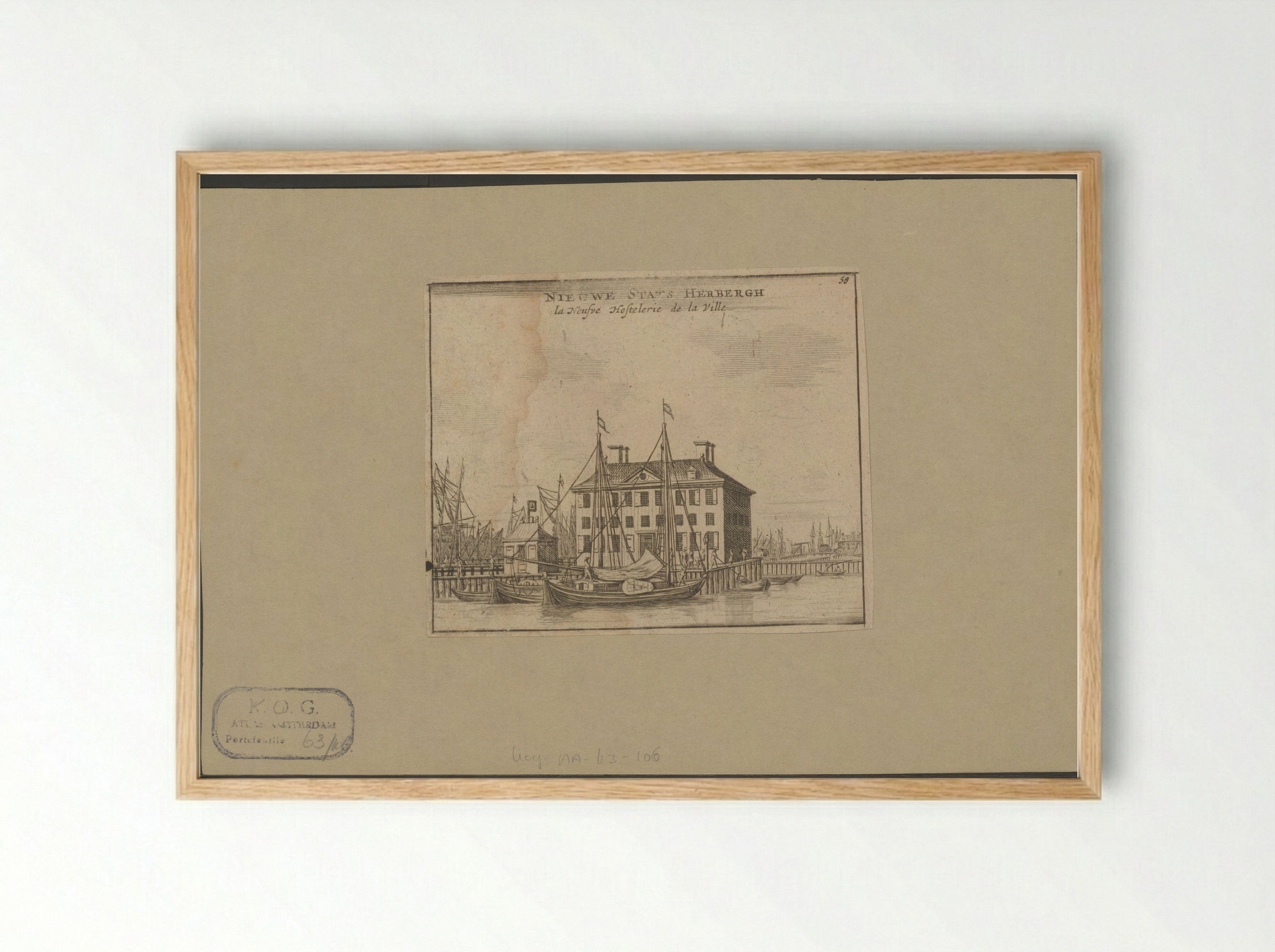 Gezicht op de Nieuwe Stadsherberg aan het IJ te Amsterdam - Jan Veenhuysen - Framed Print Wood