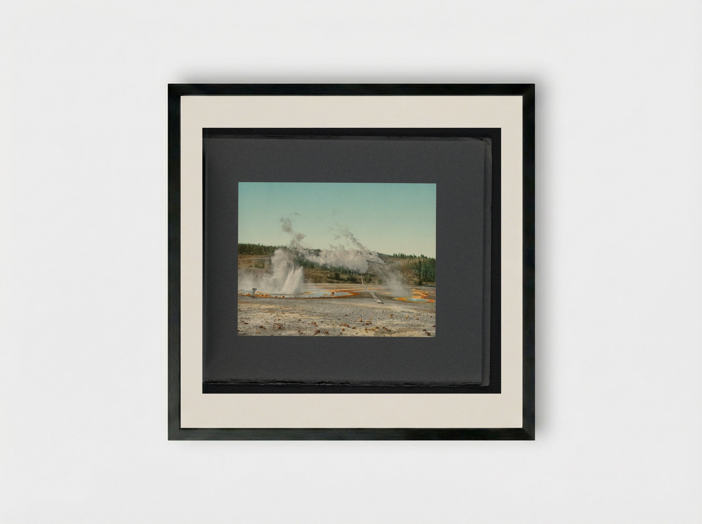 Gezicht op de Norris Geyser Basin in Yellowstone National Park - William Henry Jackson - Framed Print Black