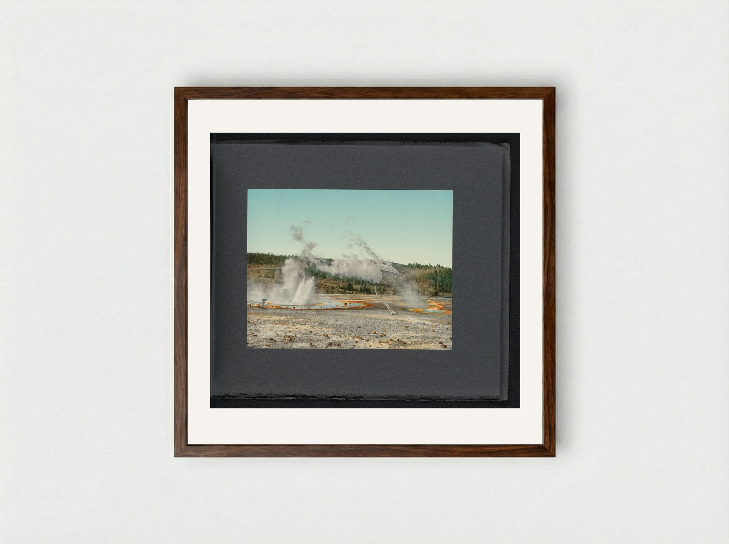 Gezicht op de Norris Geyser Basin in Yellowstone National Park - William Henry Jackson - Framed Print Dark Wood