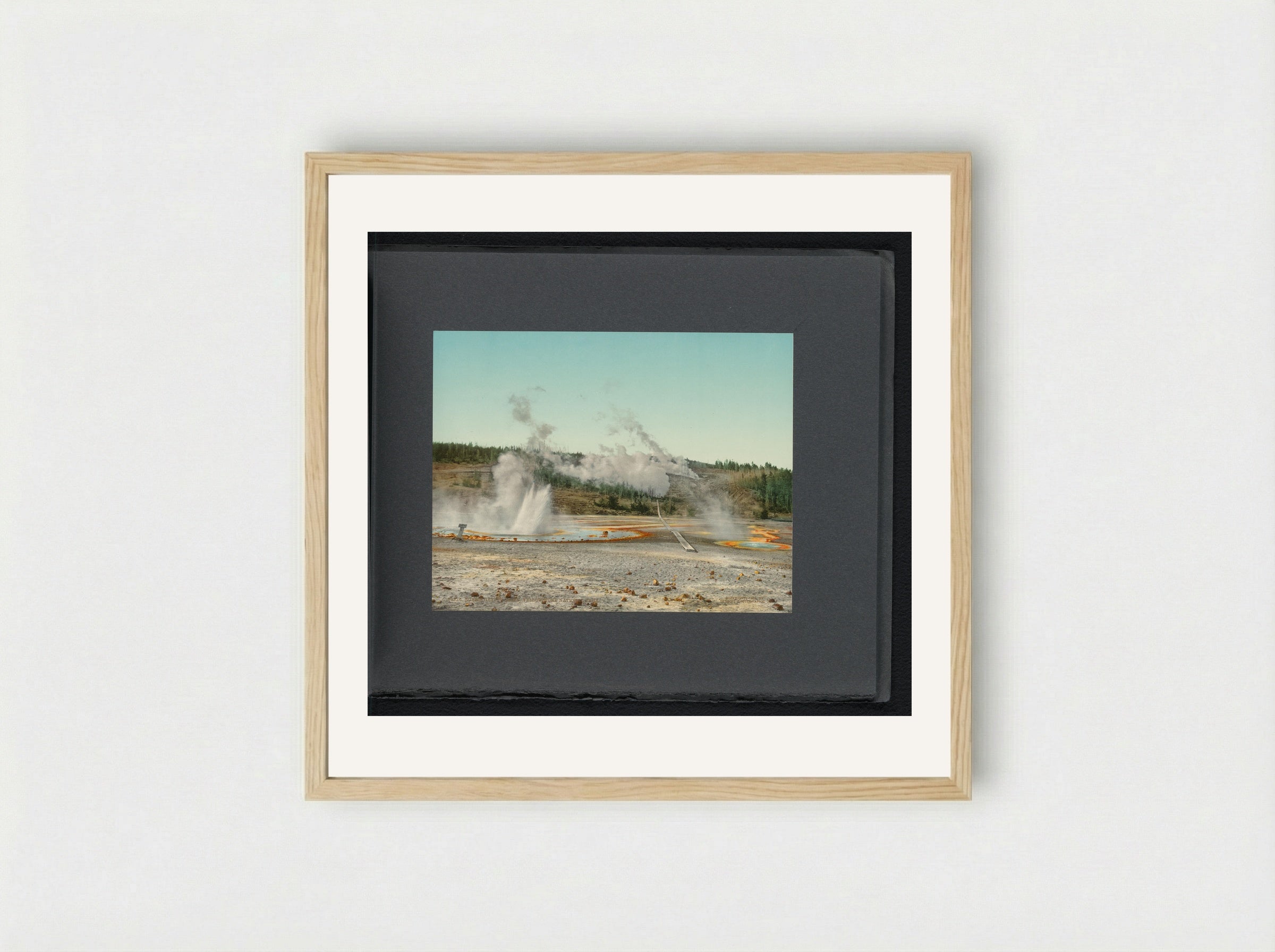 Gezicht op de Norris Geyser Basin in Yellowstone National Park - William Henry Jackson - Framed Print Wood