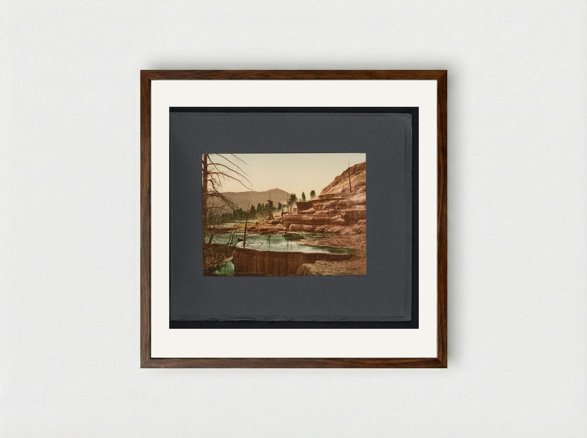Gezicht op de Pulpit Terraces in Yellowstone National Park - William Henry Jackson - Framed Print Dark Wood